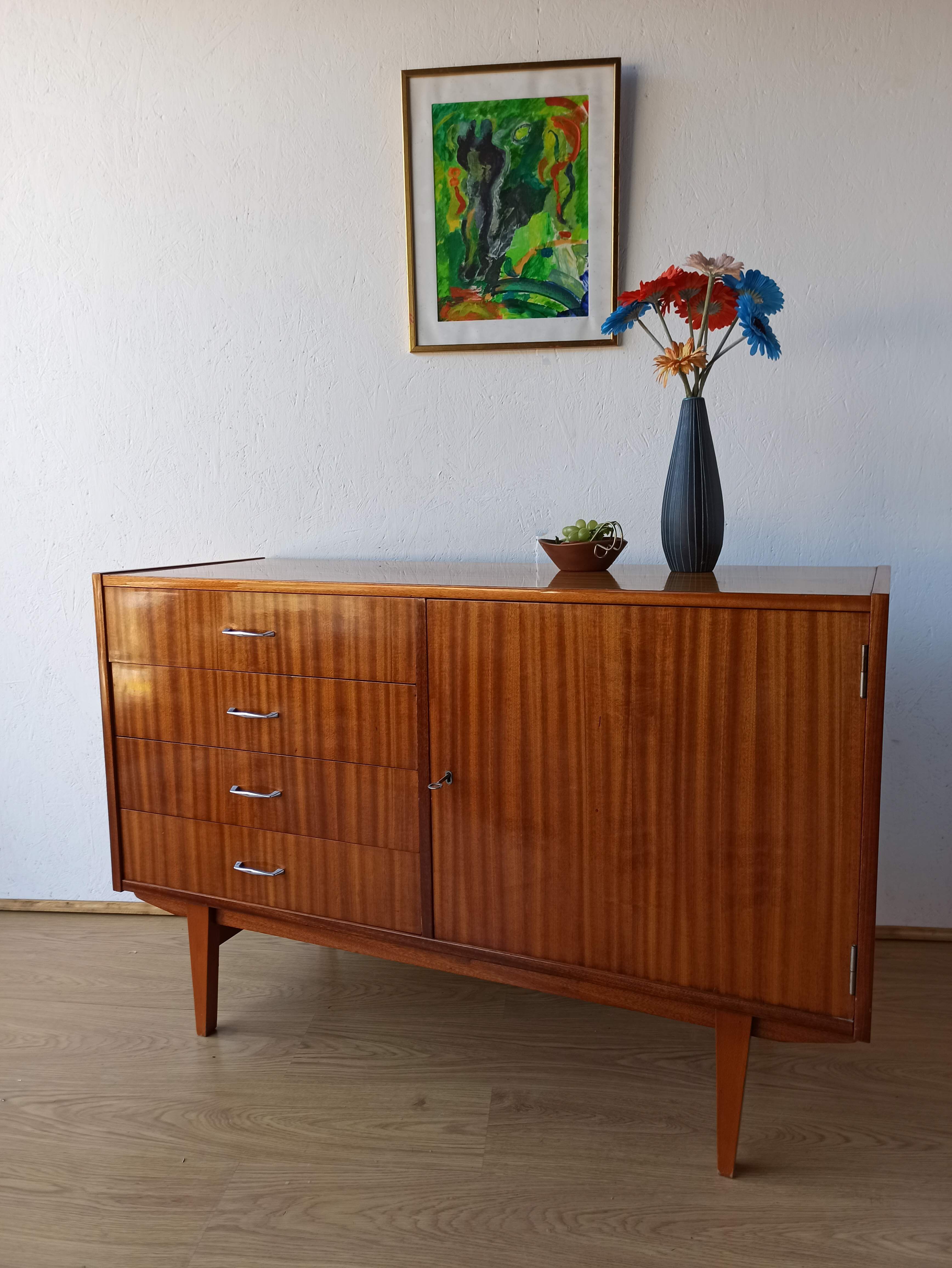 Buffet moderniste des années 1970