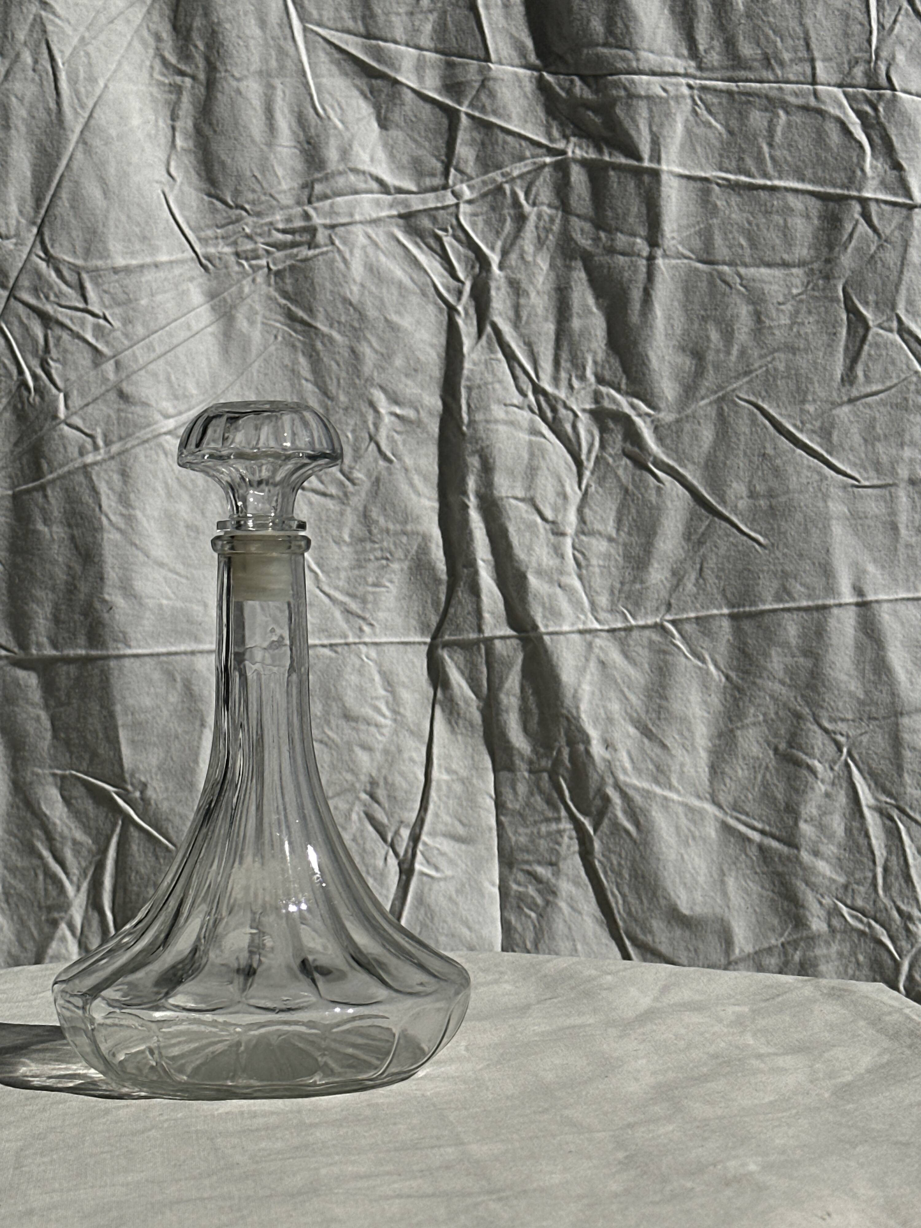 Large glass carafe with ribbed stopper H25