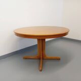 Vintage round table from the 60s and 70s in blond elm with integrated extension