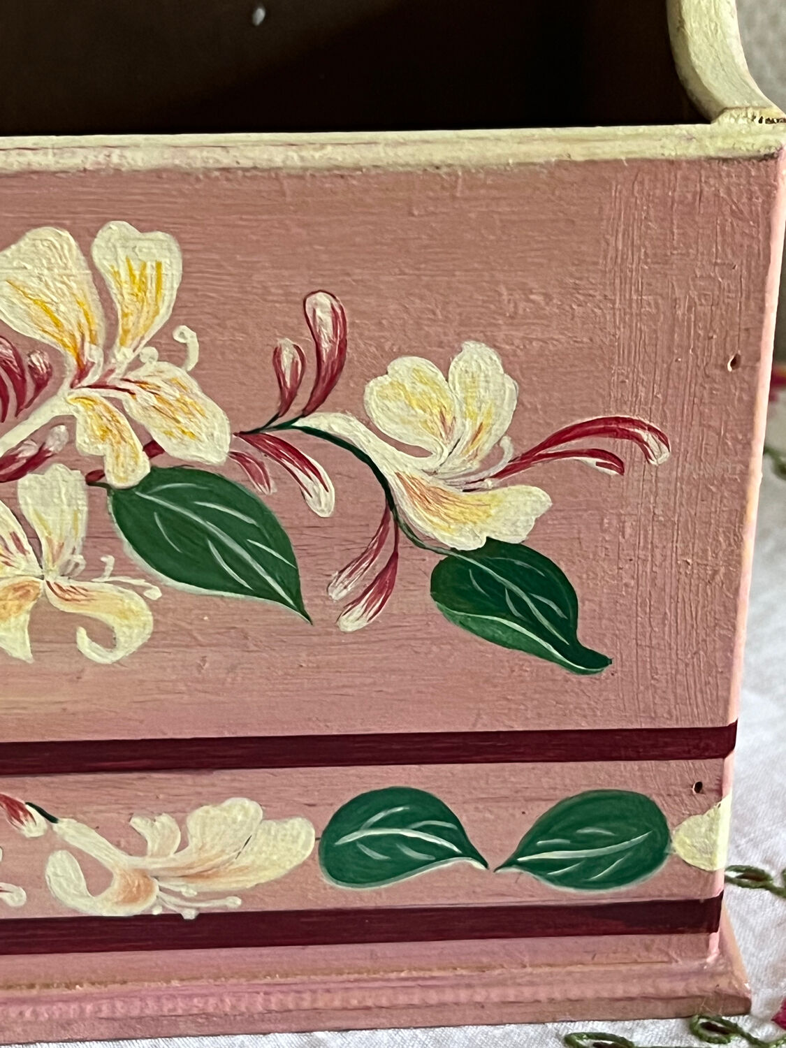 Hand-painted wooden basket – vintage charm and folk authenticity