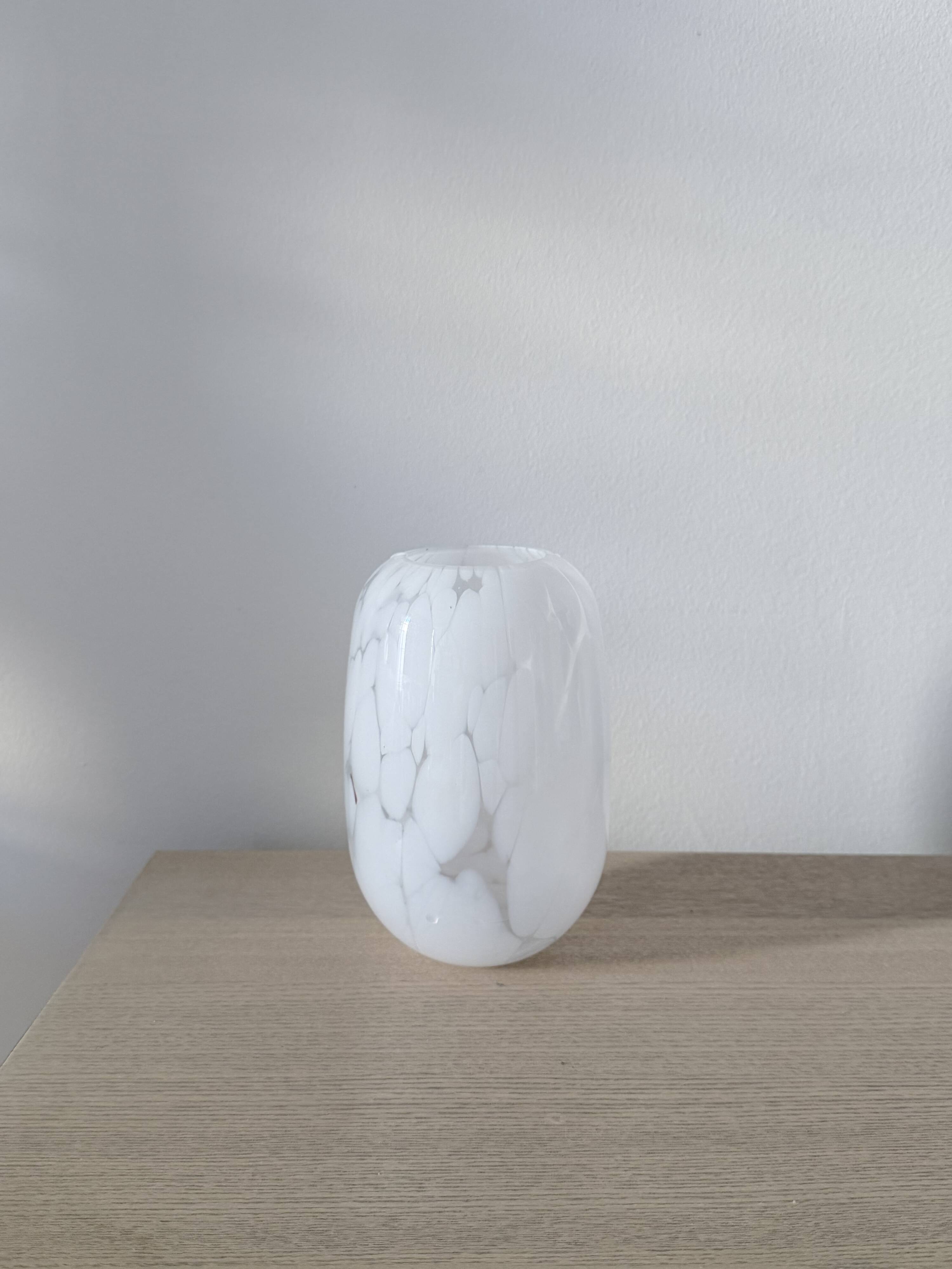 Petit vase en verre blanc moucheté