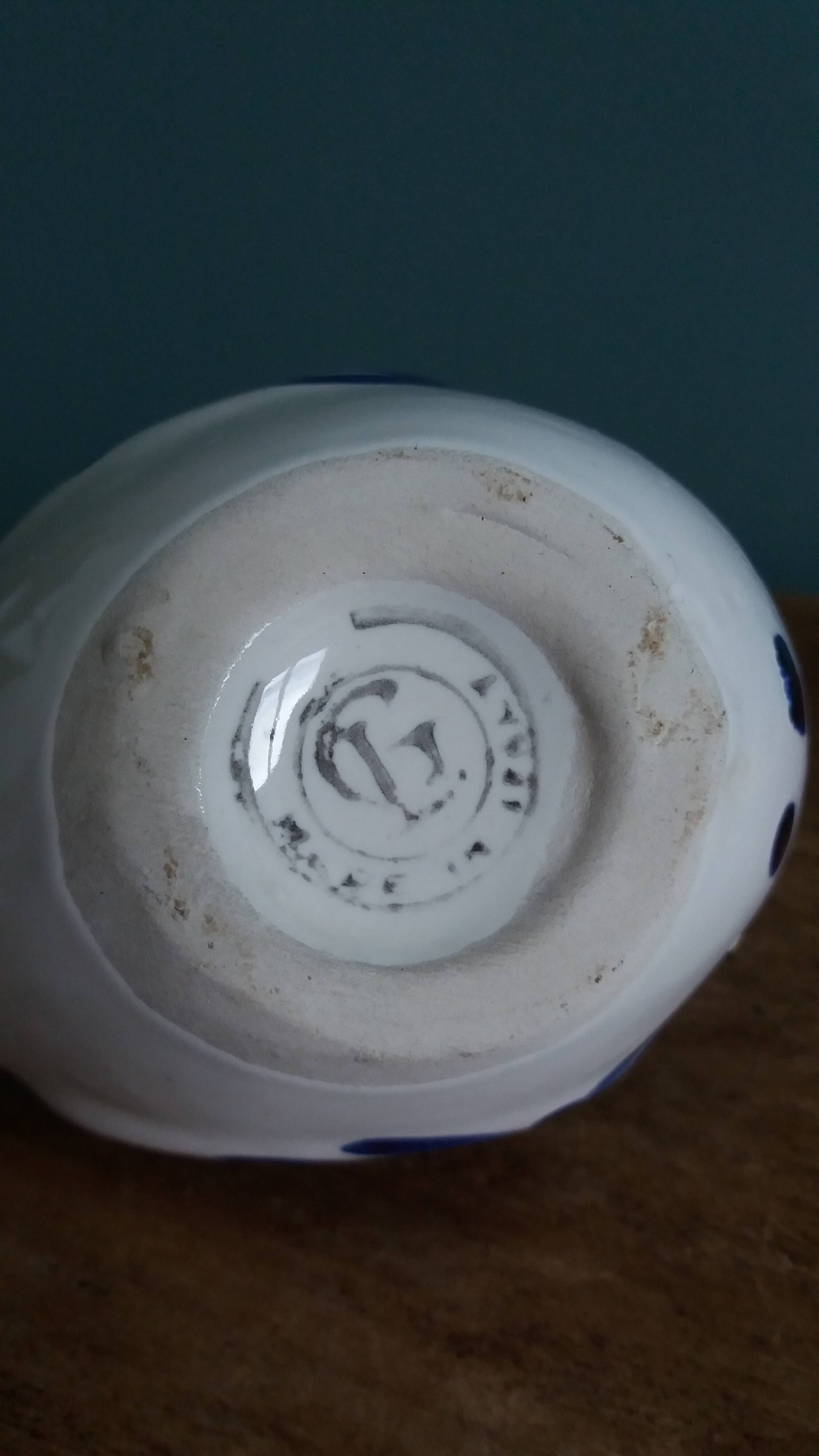 Zoomorphic bird ashtray, hand-decorated ceramic GL, Italy.