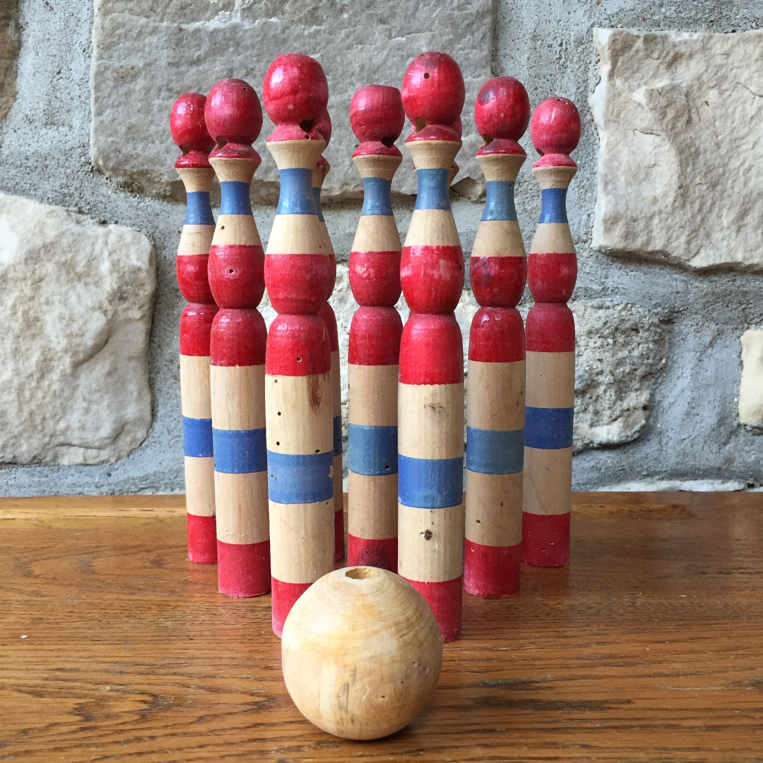 Former wooden tricolor bowling game with its ball