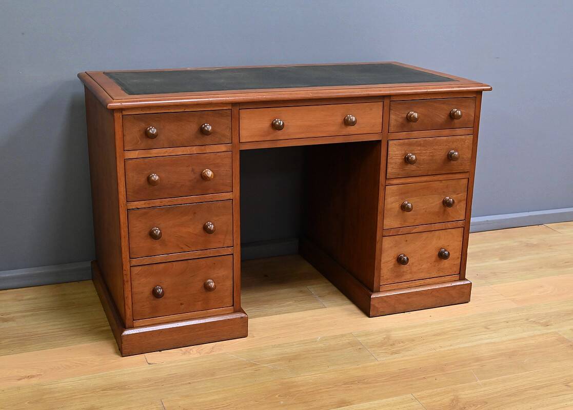 Victorian Mahogany Pedestal Desk, England – Late 19th Century