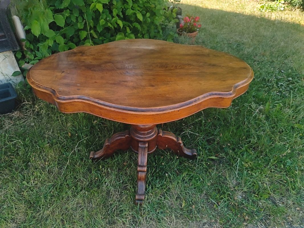 Antique guéridon in Napoléon III style – Solid walnut – Scalloped top