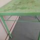 Table de jardin verte en metal patiné