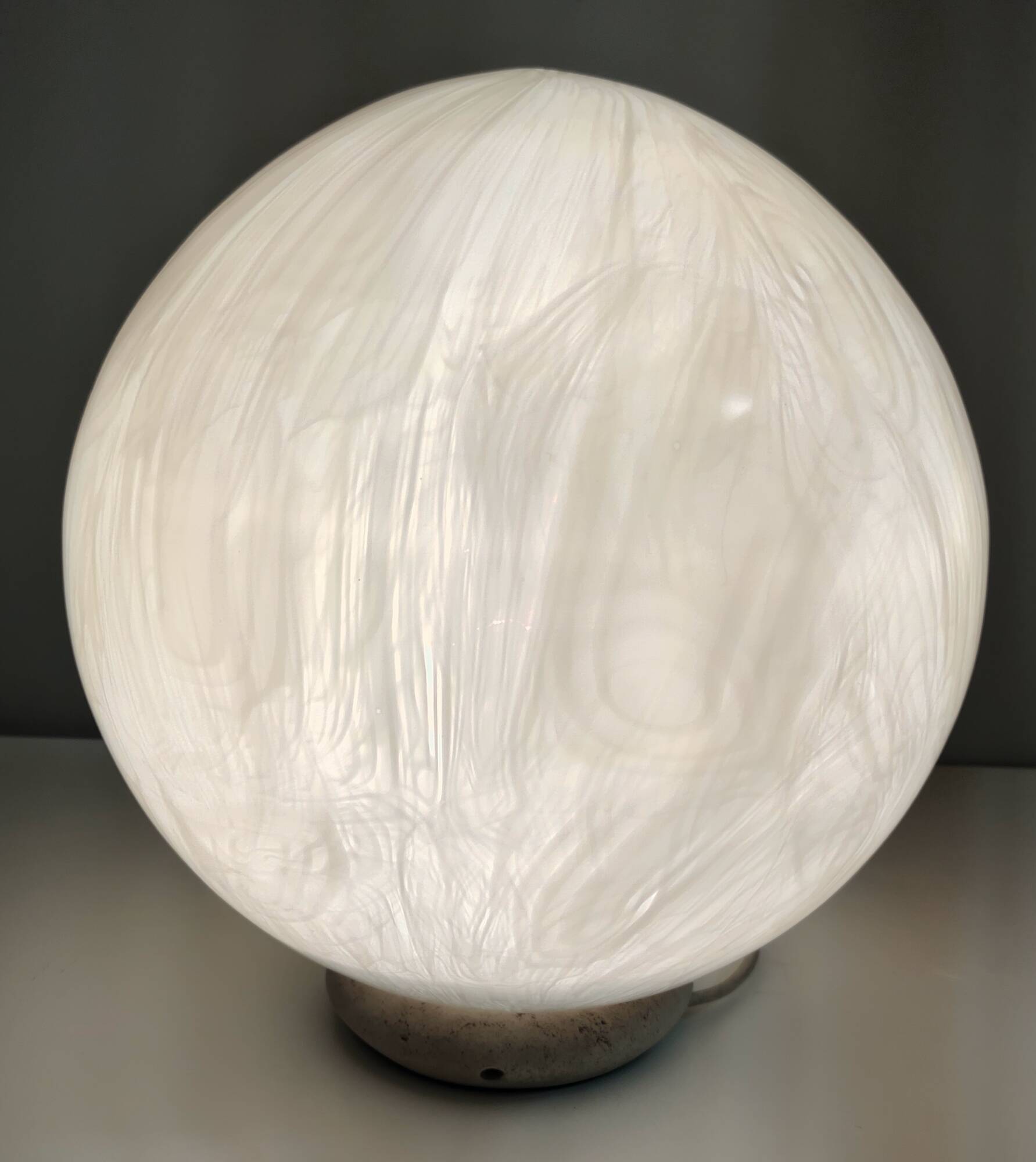 Lampe de table sphérique en verre soufflé de Murano blanc par La Murrina avec Murrines