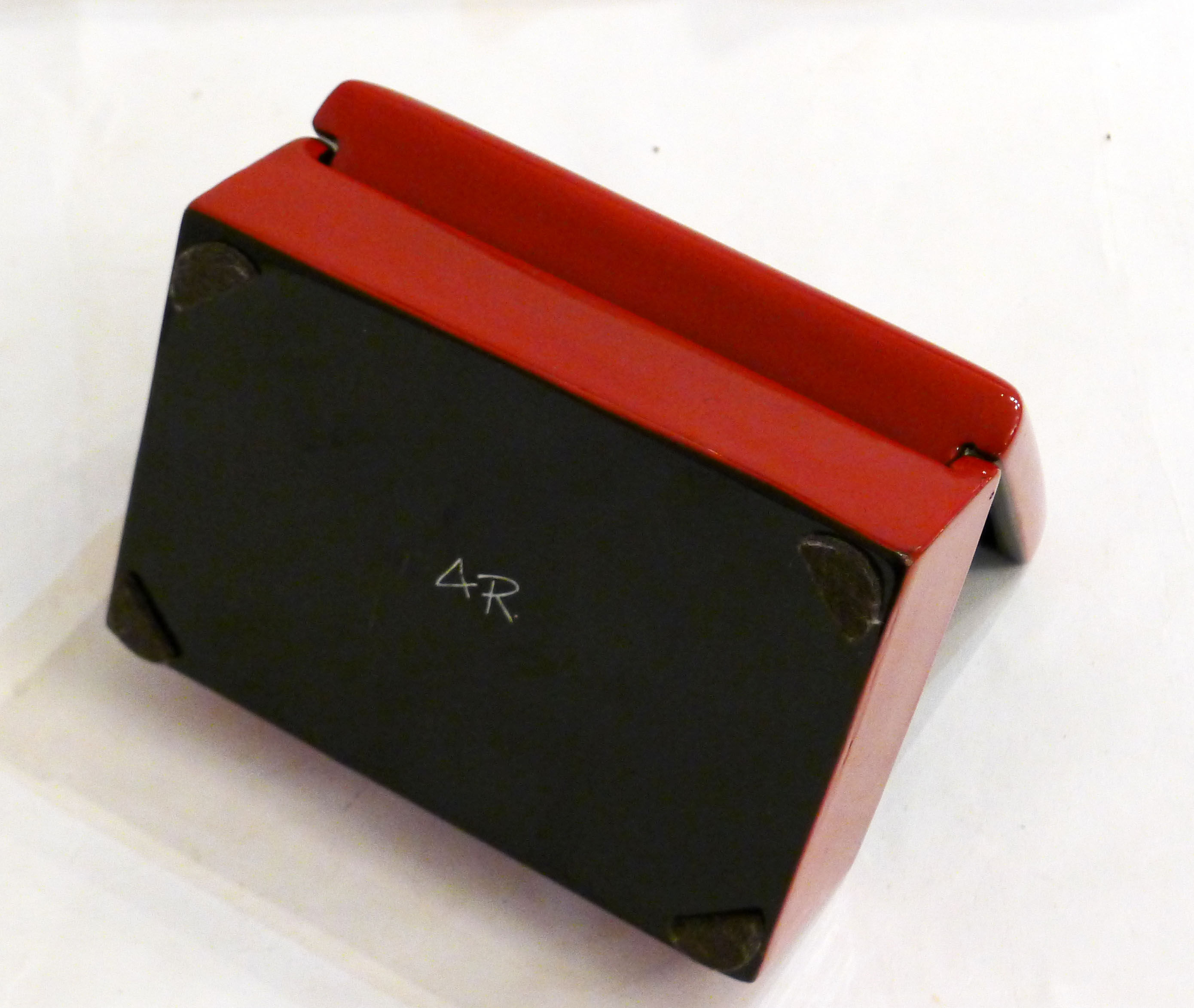 Coffret en bois laqué rouge et décor nacre