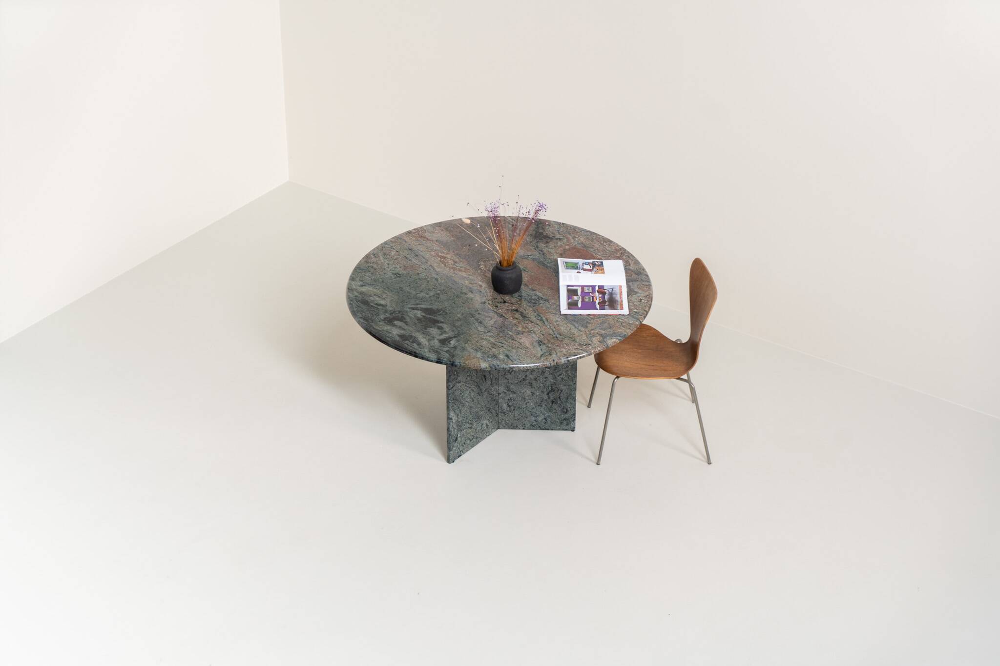 Dining table in solid Juparana granite