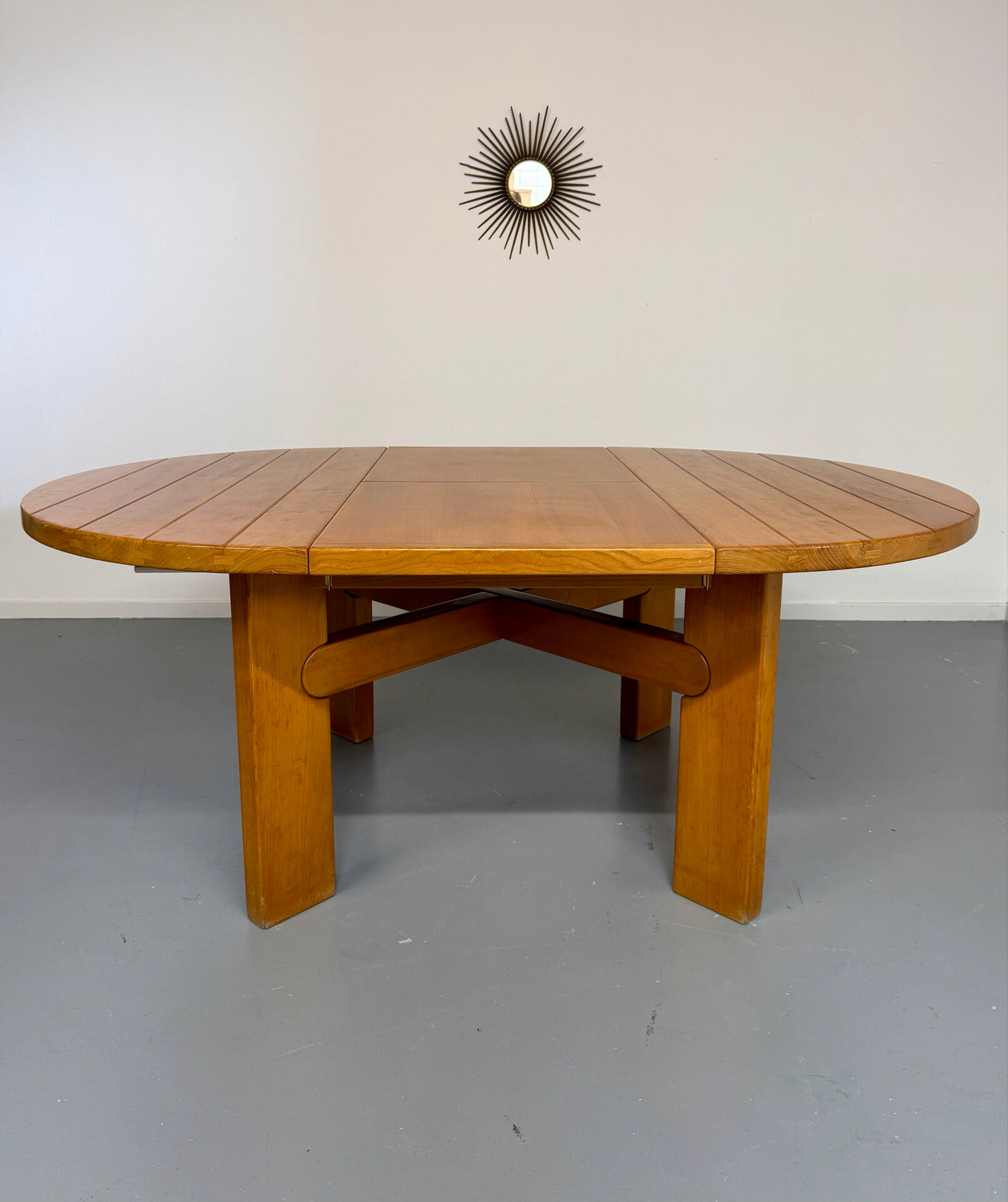 Extendable round table Maison Regain in solid elm, 1970s design.