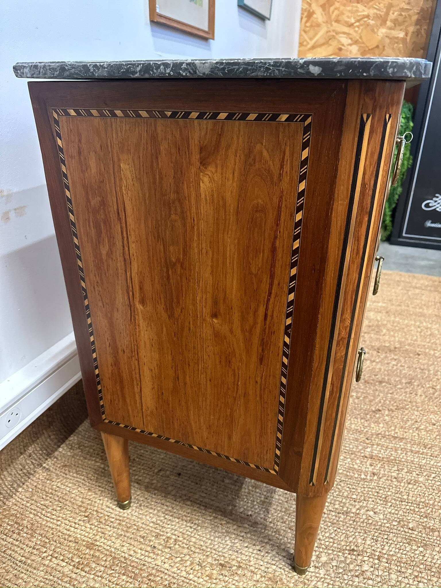 Commode de style Louis XVI marquetée – plateau marbre noir et blanc