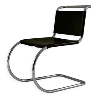 MR chair in leather by Ludwig mies Van der Rohe