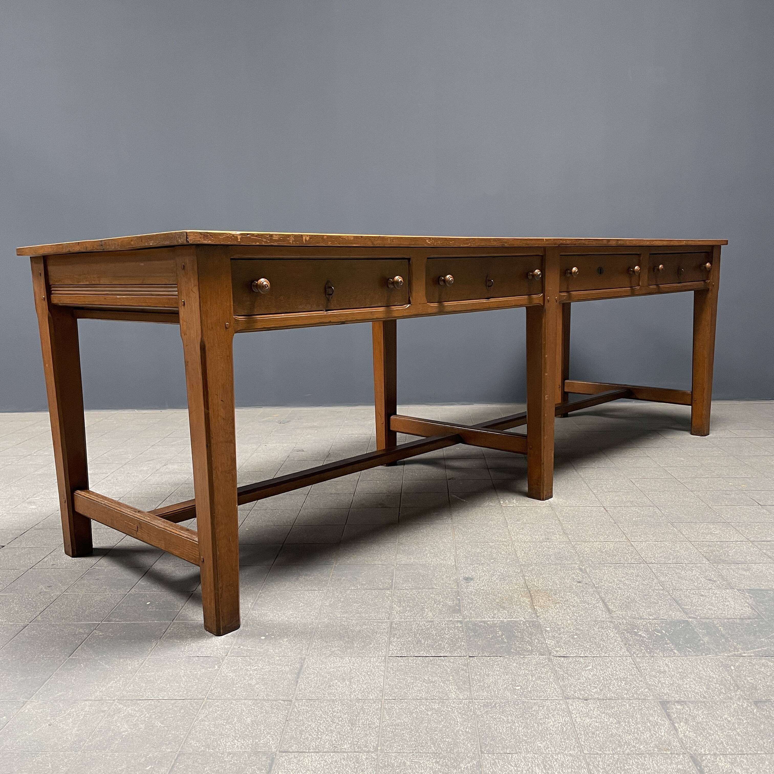 Grande table à draperie en bois antique
