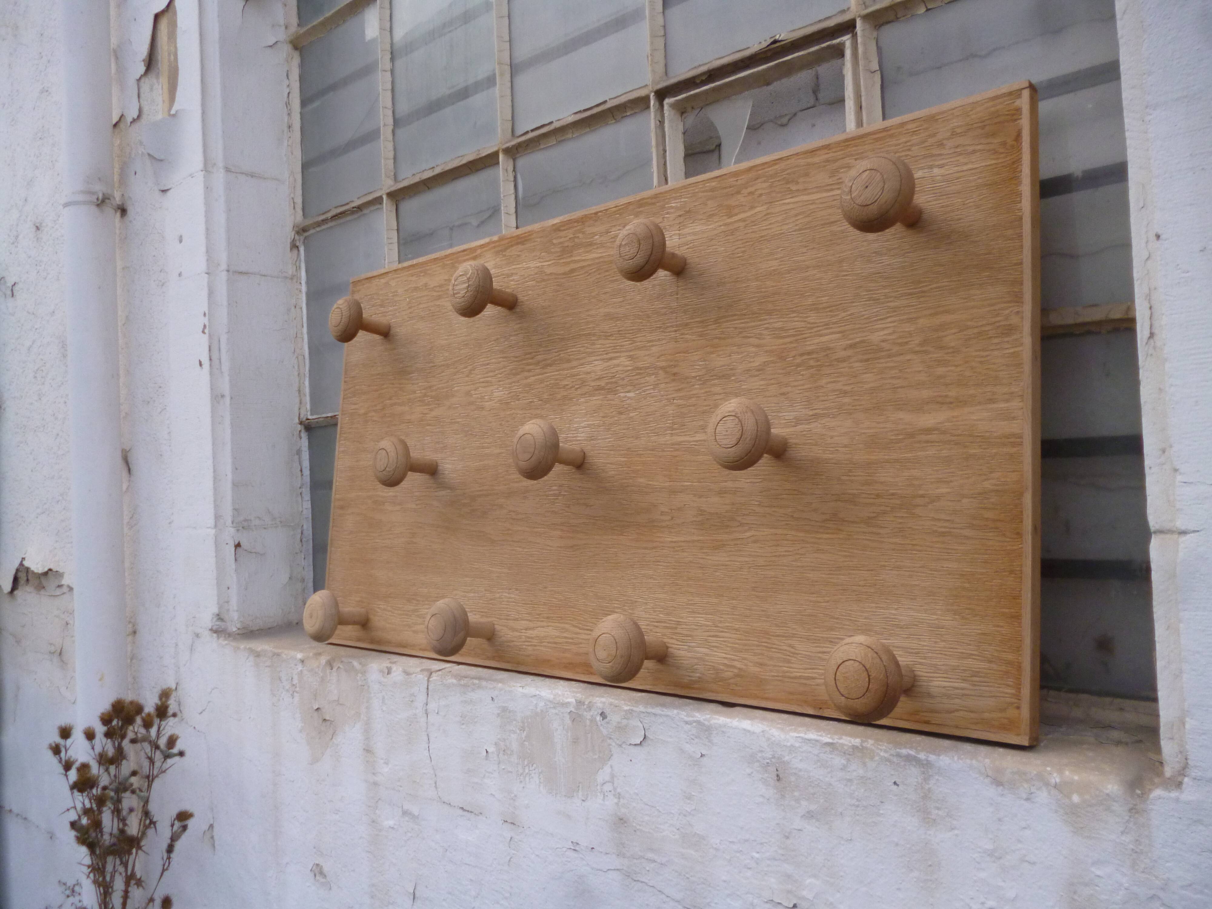 Wall coat rack in oak.