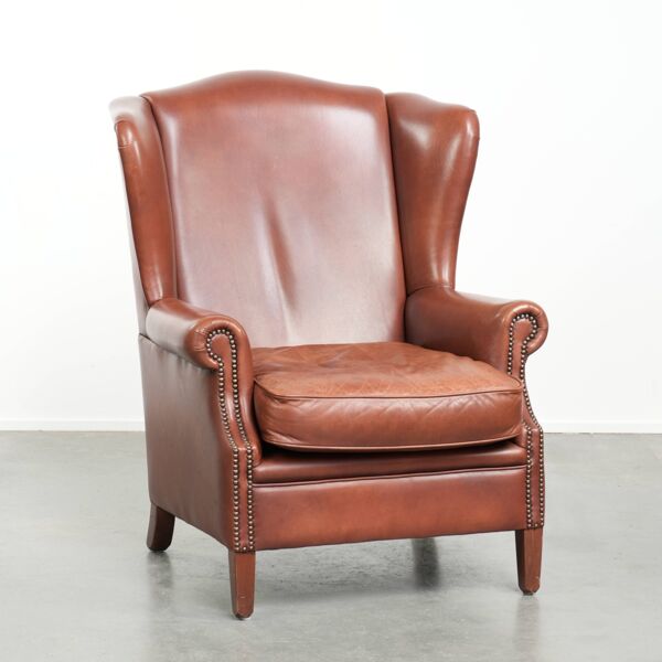 Fauteuil à oreilles en cuir de vache couleur cognac de style anglais