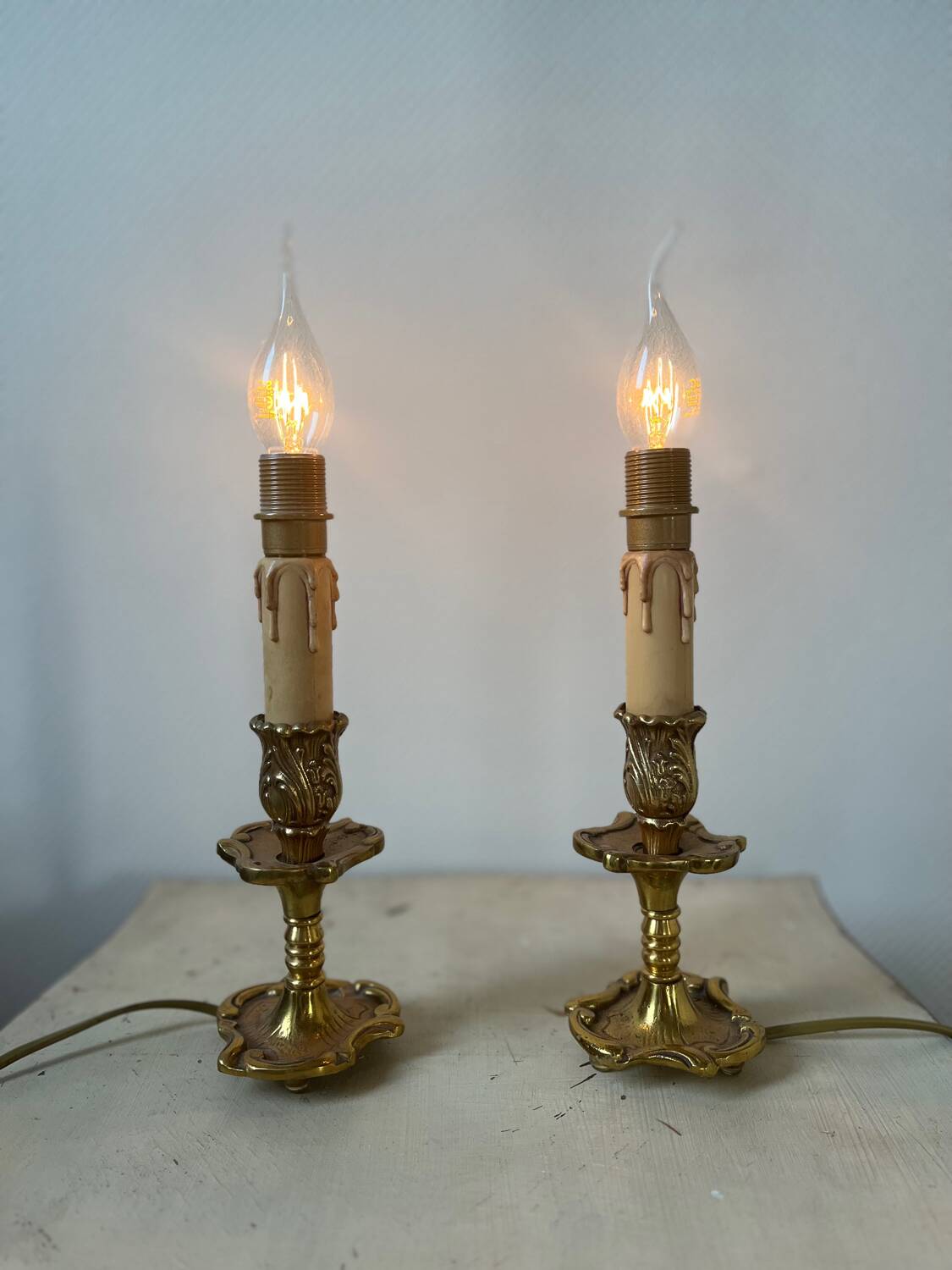 Paire de lampes en bronze rocaille Louis XV