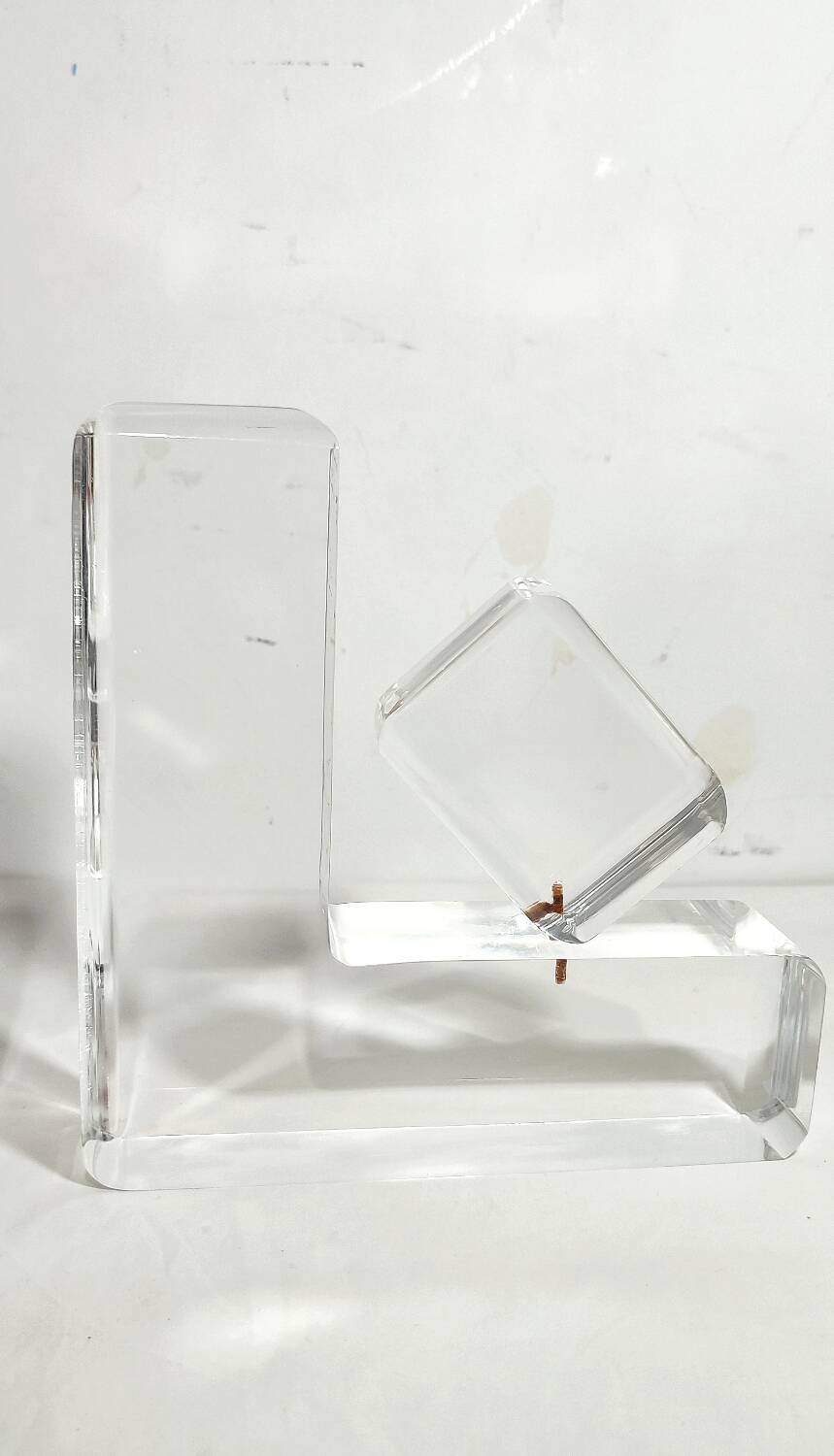 Par de sujeta libros de metacrilato. España, 1980s.