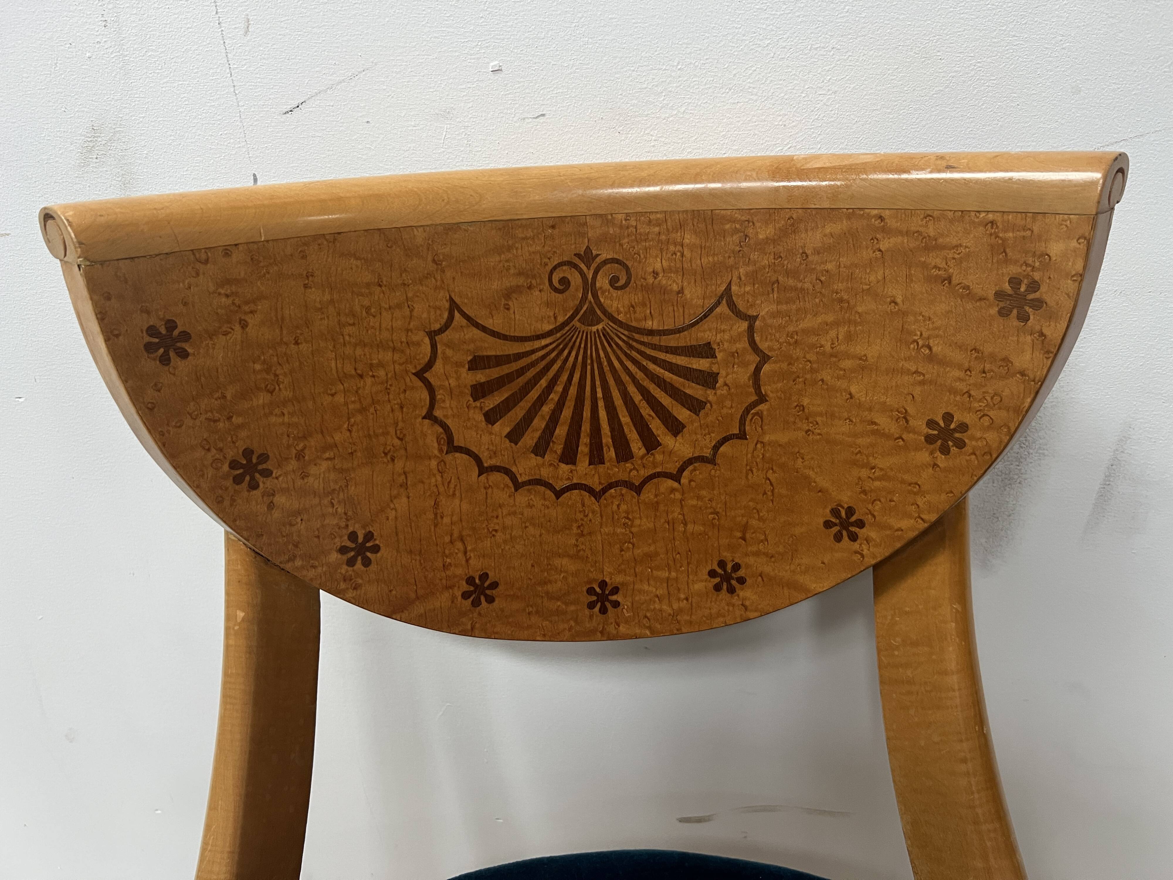 Suite de quatre chaises de style Charles X en bois d'érable XX siècle