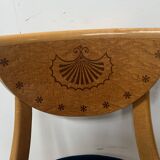 Suite de quatre chaises de style Charles X en bois d'érable XX siècle