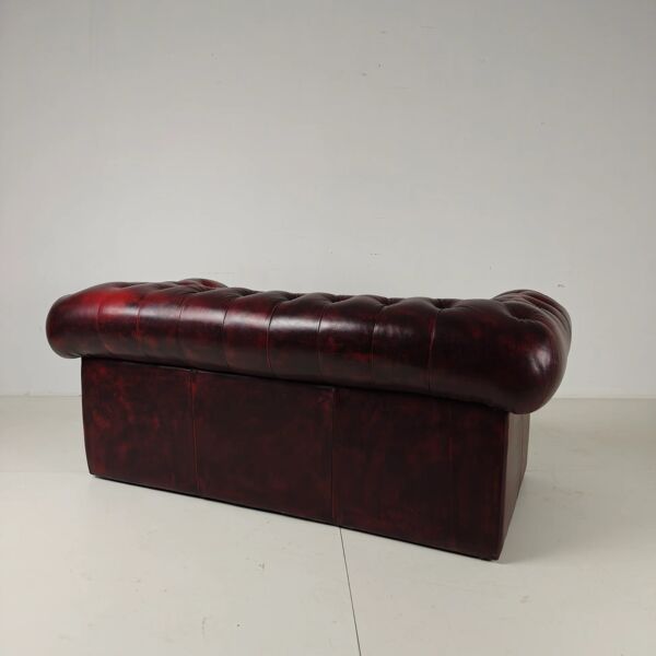 Canapé Chesterfield 2 places rouge – cuir bordeaux