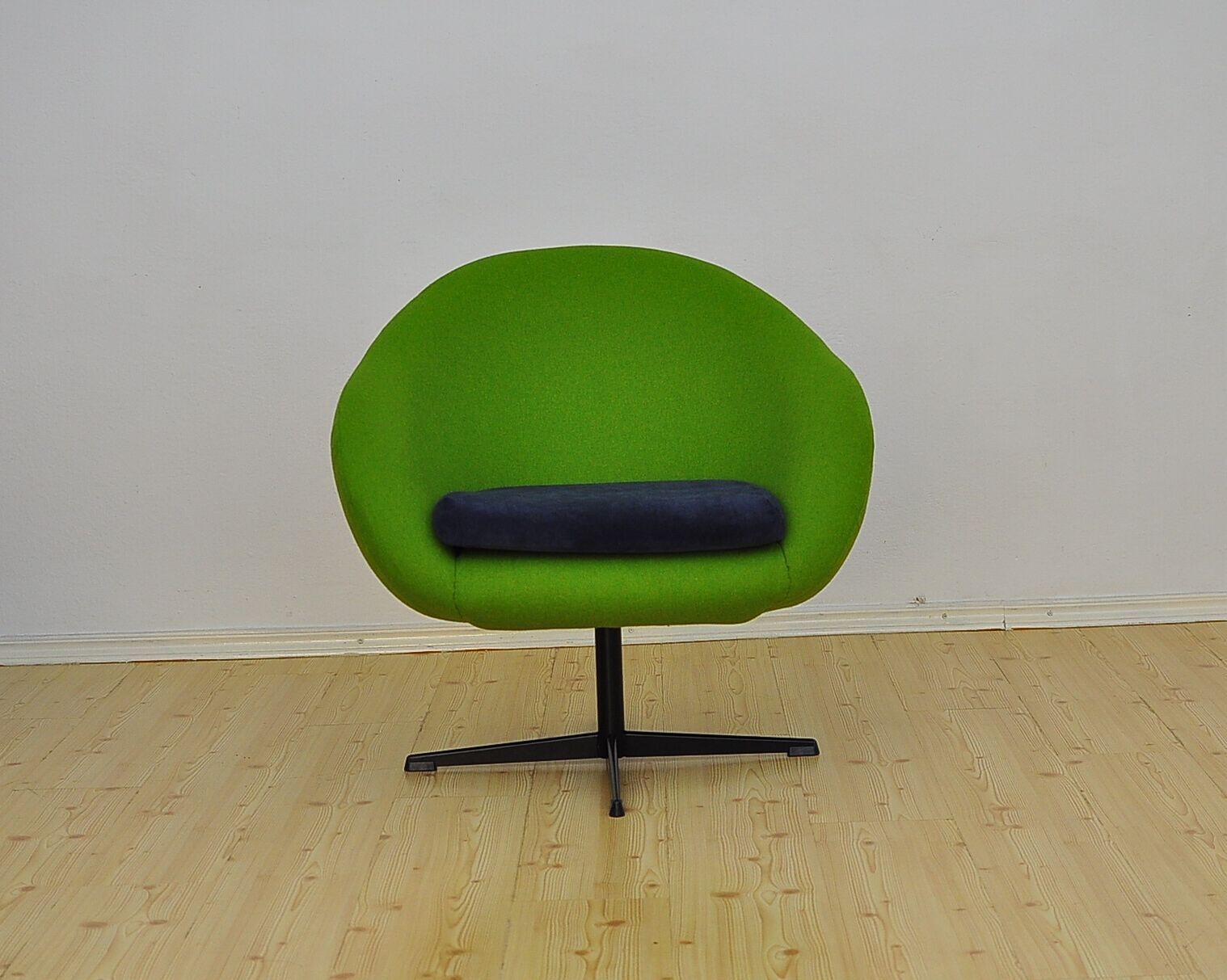 Fauteuil Shell sur pied pivotant années 1960