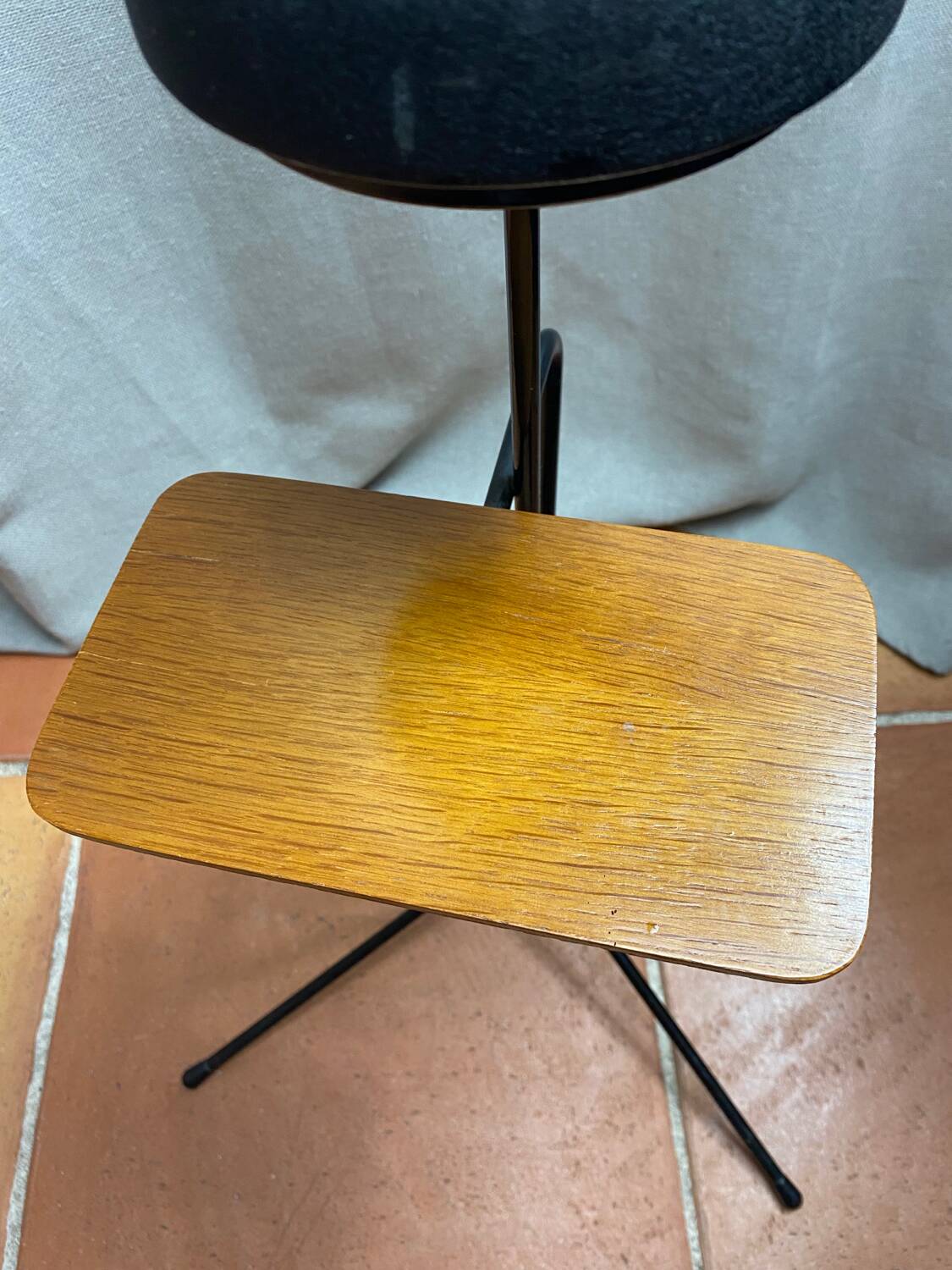 Metal tripod push ashtray