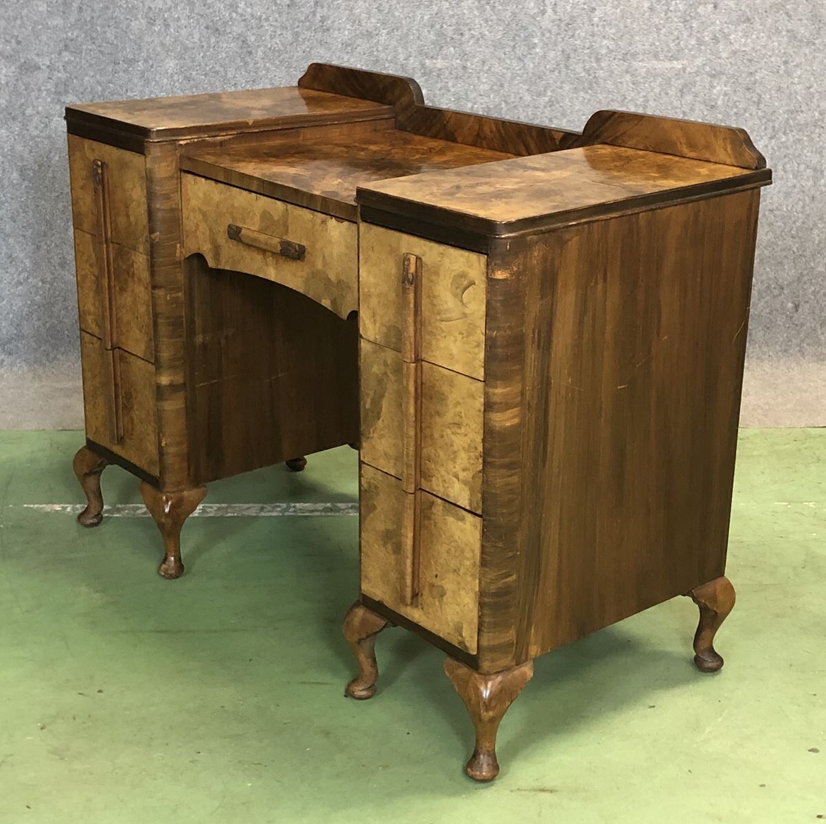 Bureau anglais Art déco en loupe de noyer