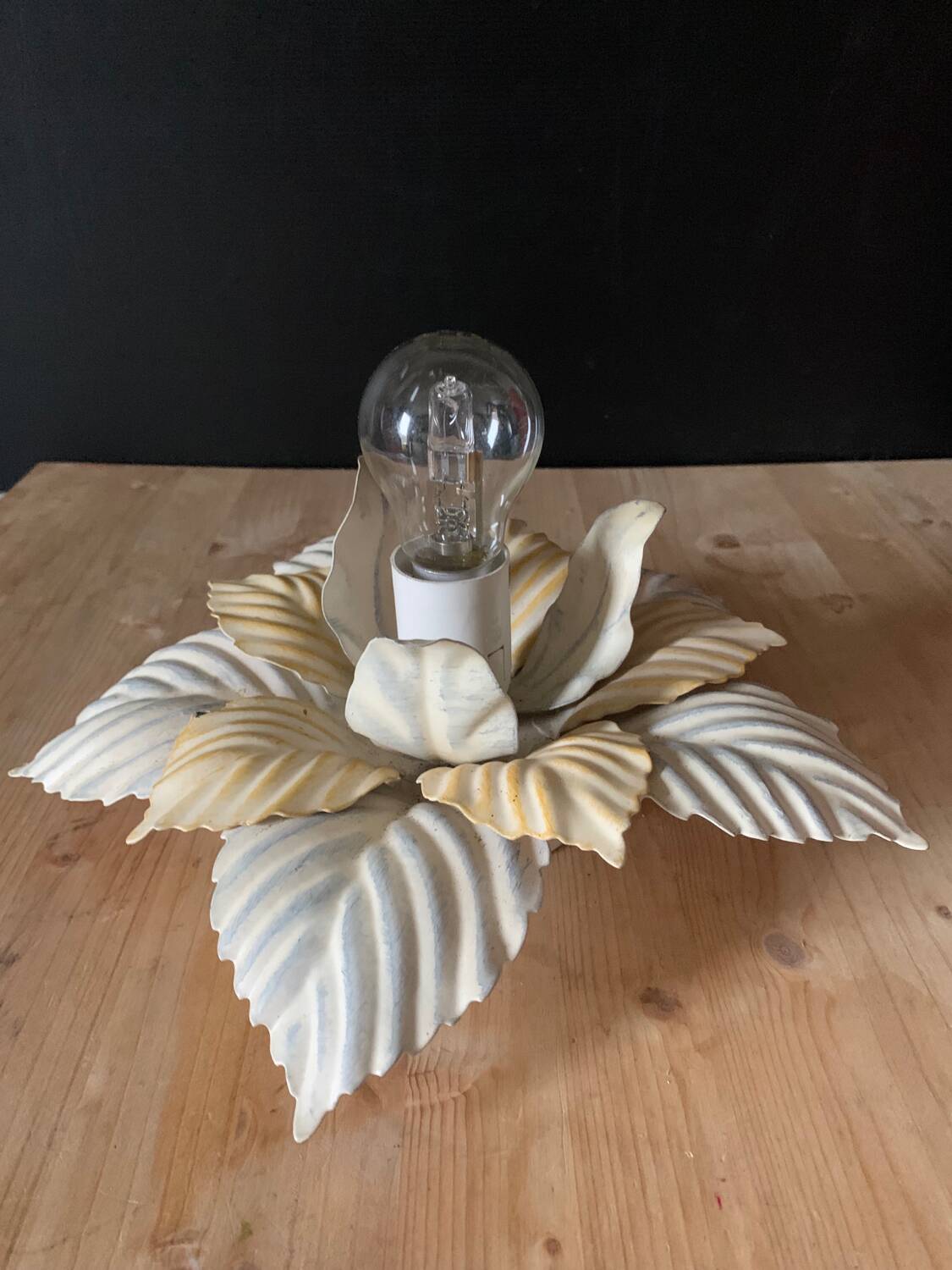 Flower wall lamp