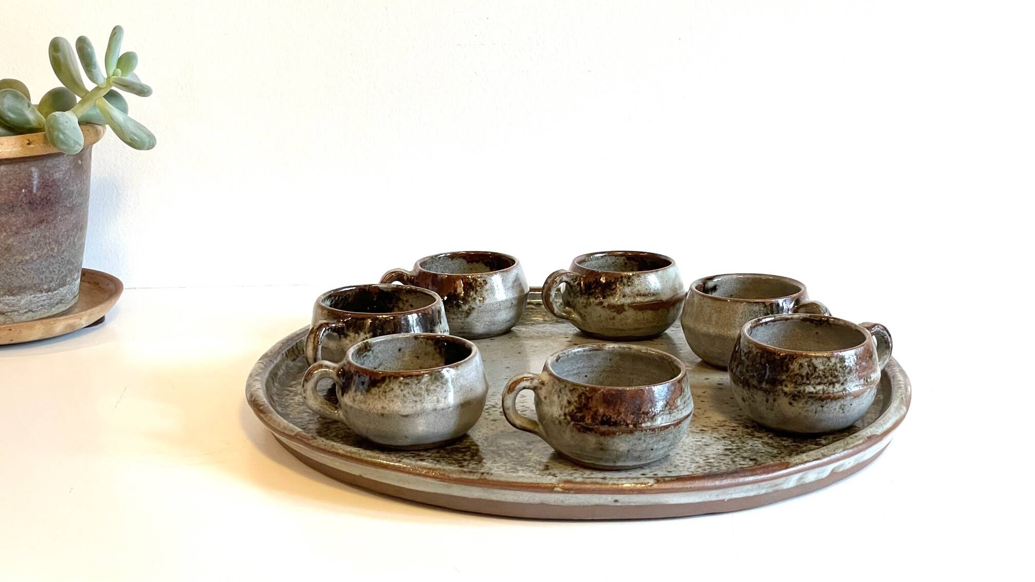 Enamelled stoneware tray and its 7 cups