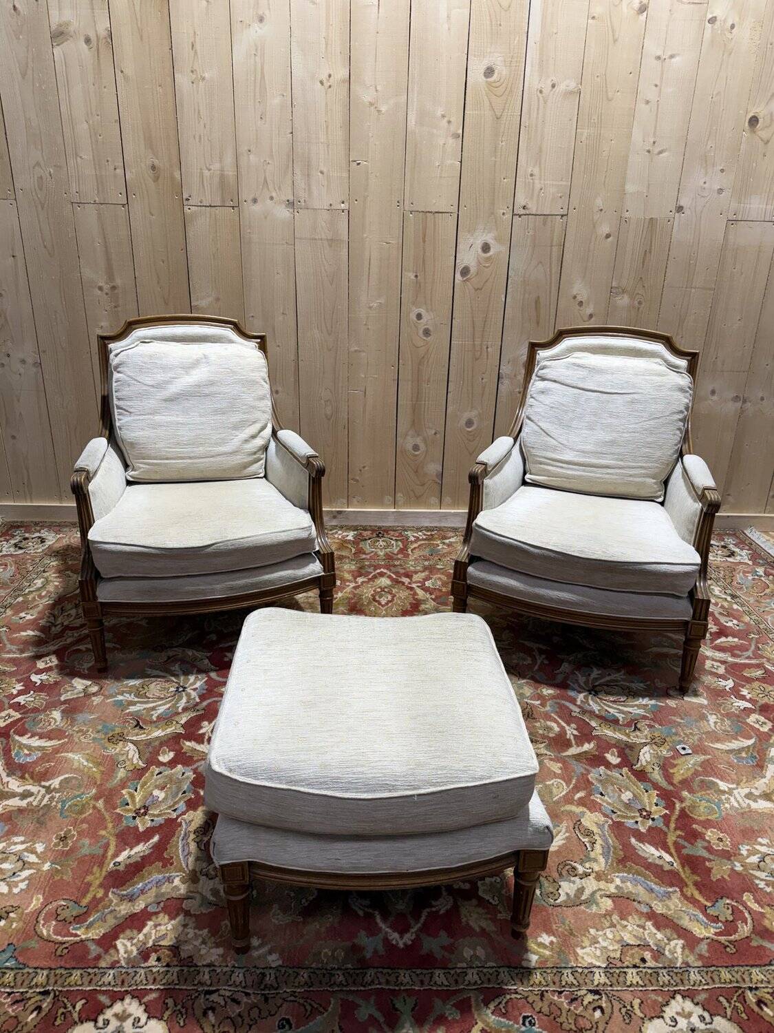 Paire de fauteuil / bergères de style Louis XVI beige