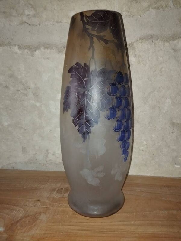 Vase Art nouveau en verre gravé à l’acide, décor vigne, signé Prios