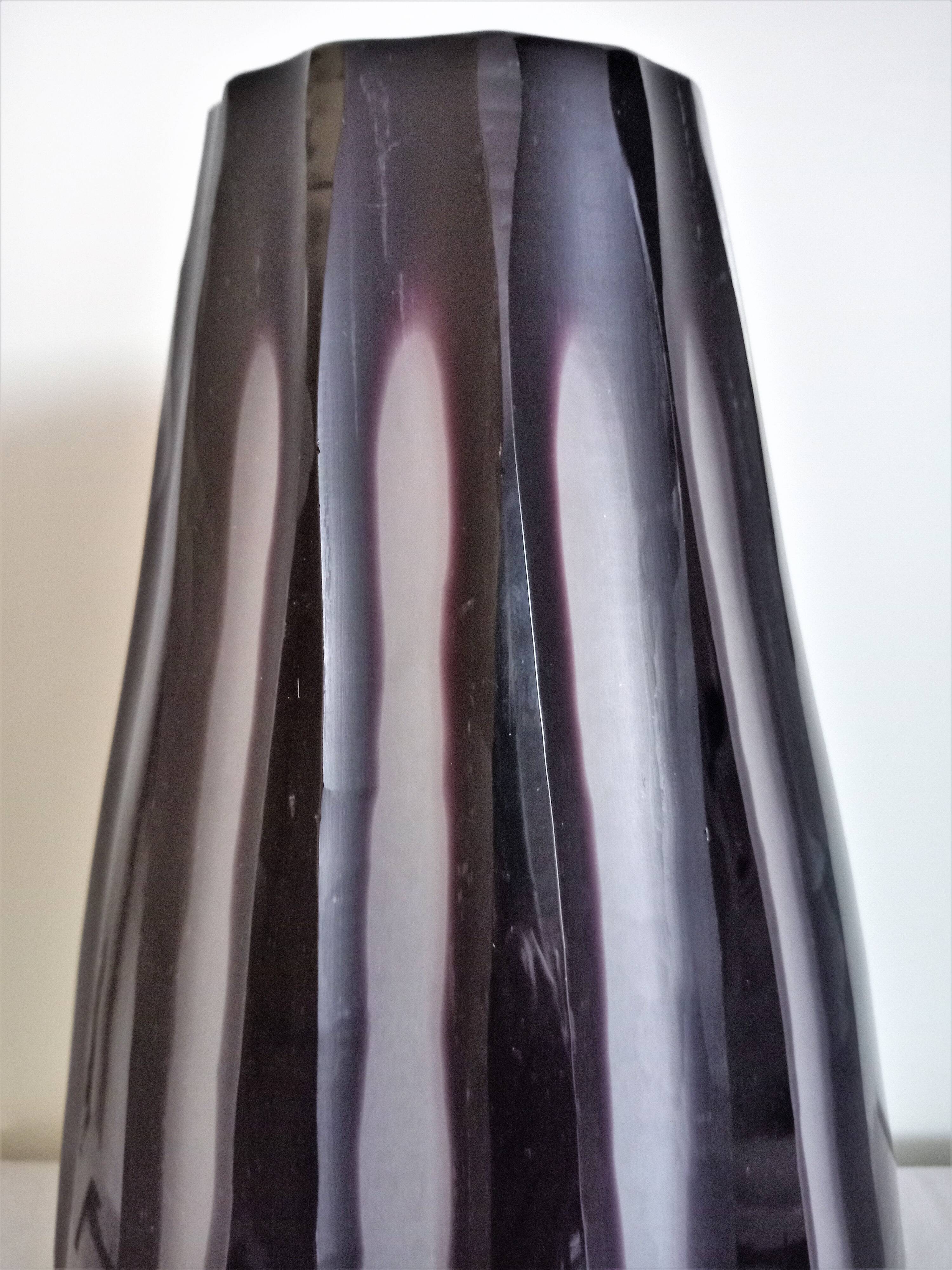 Art Deco vase in thick hand-cut glass in irregular vertical strokes H30