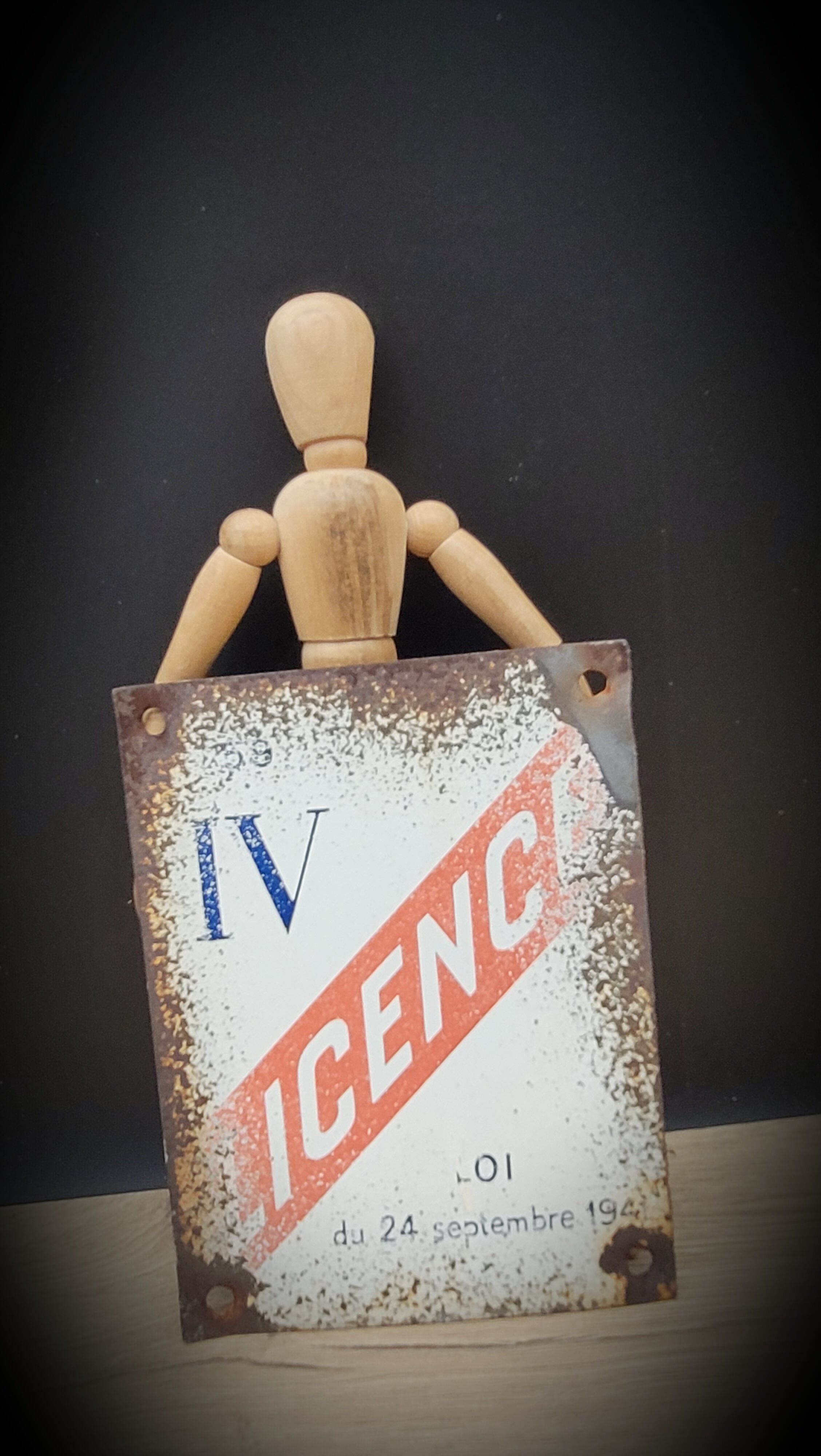 License IV enamelled plate