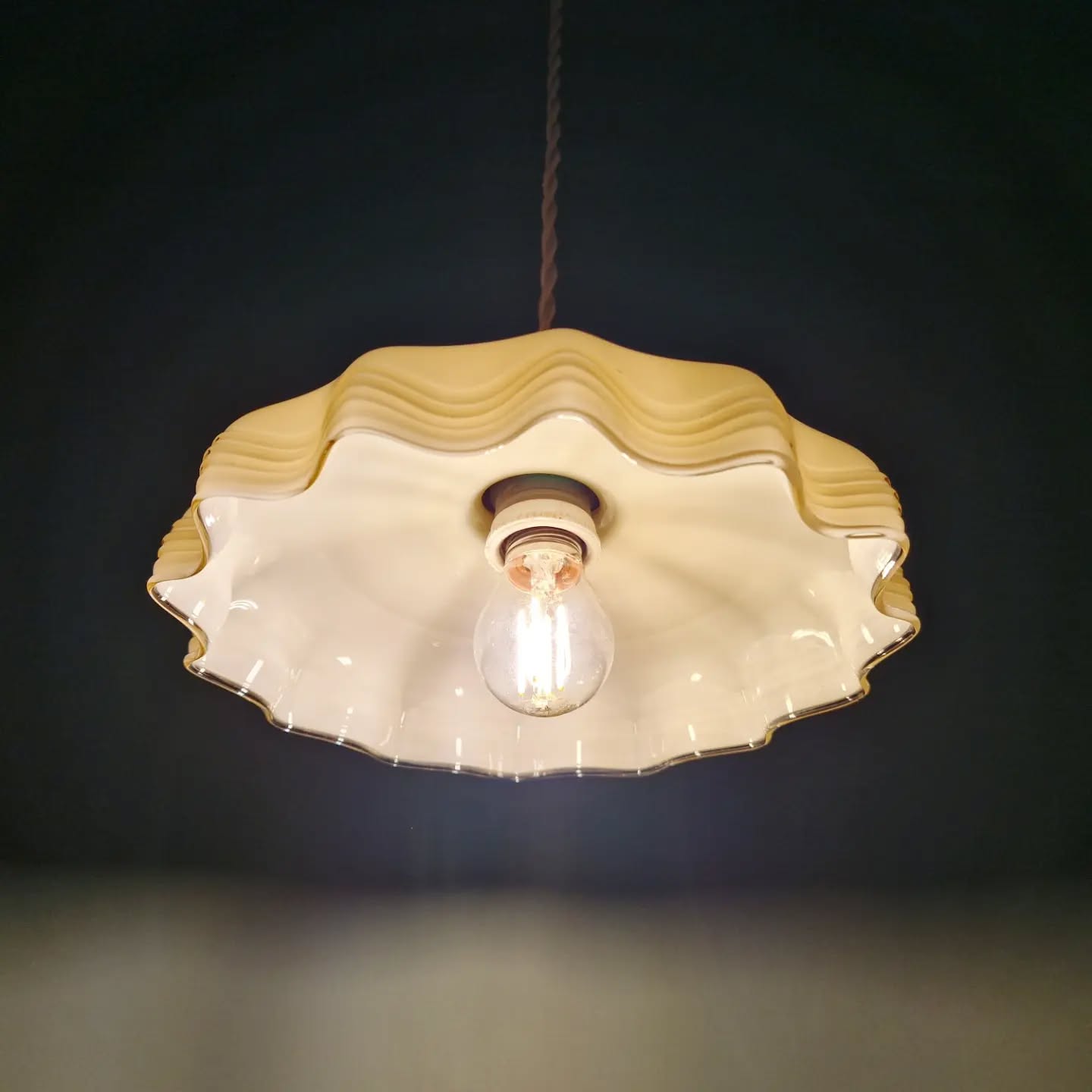 Art Deco suspension in yellow opaline with ouraline, 1920-30.