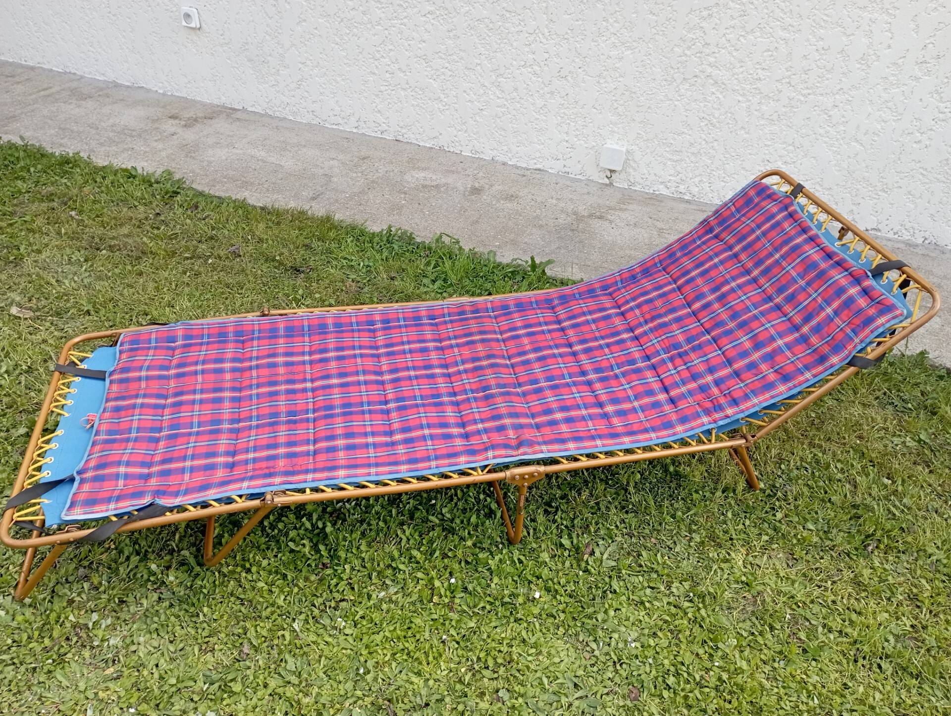 Folding sun lounger