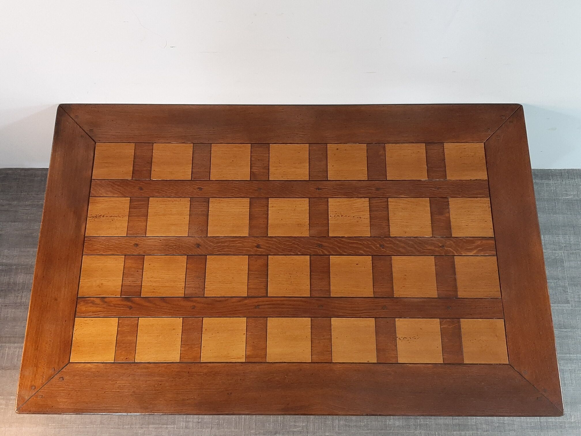 Table basse danoise en chêne début XXème siècle plateau à damier