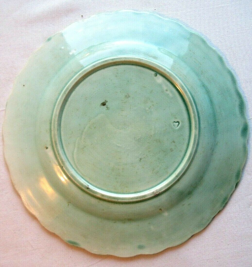 Old onnaing dabbling plat 2 birds pecking grapes