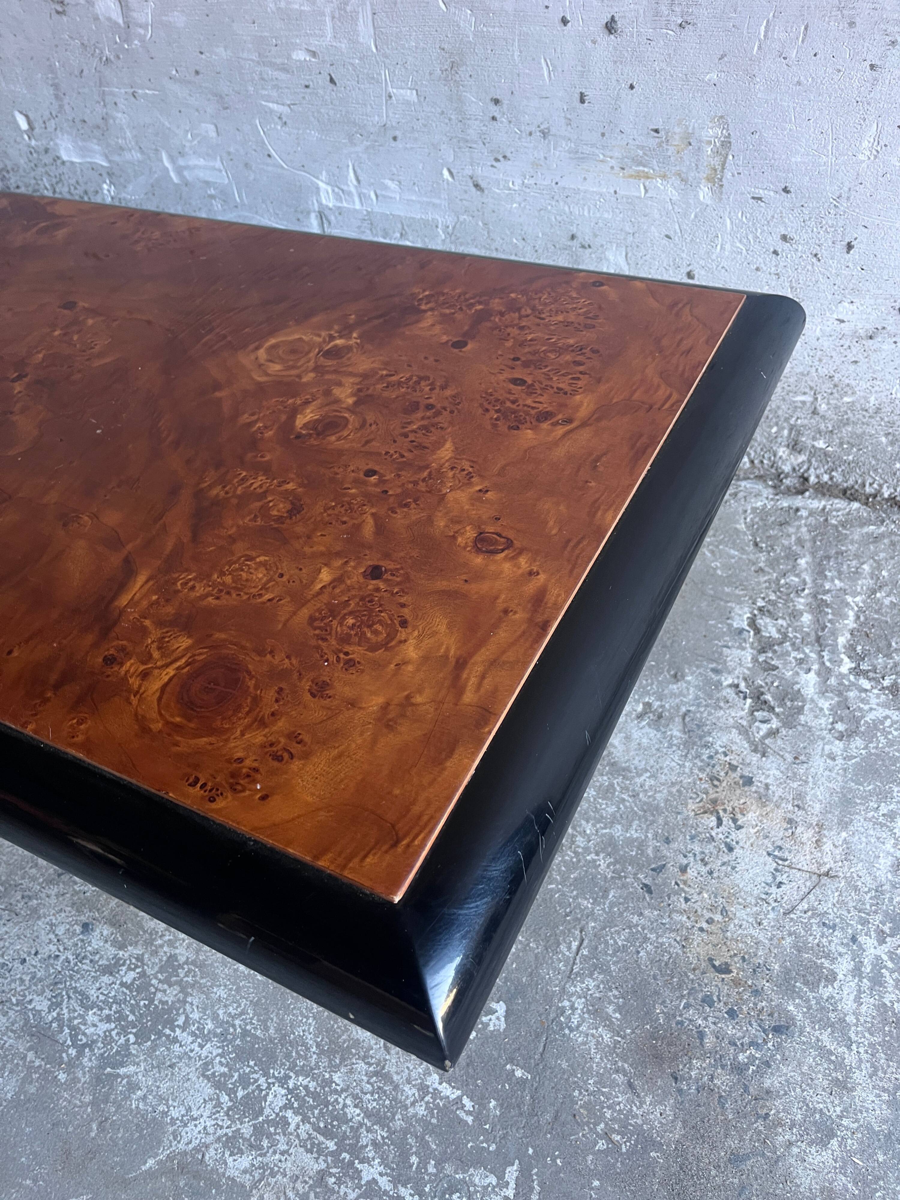 Vintage coffee table in wood burl on a black lacquered base.