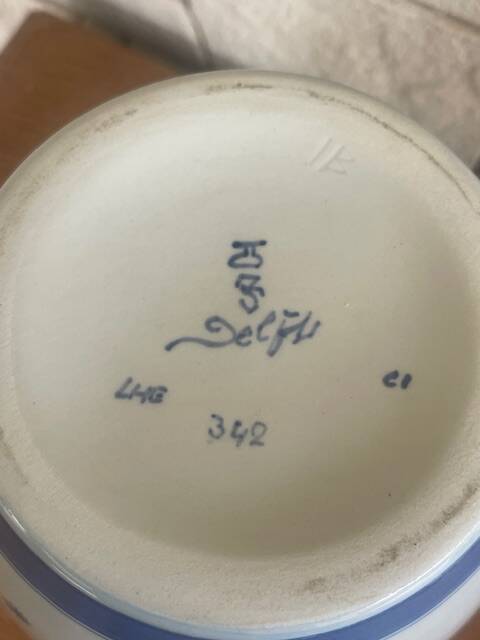 Delf earthenware pot