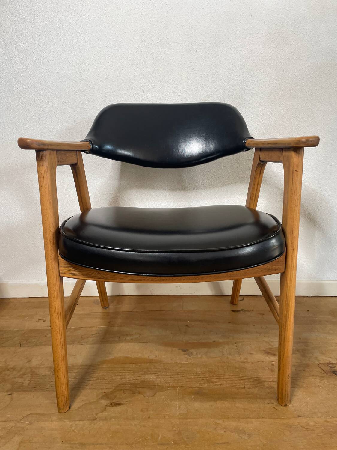 Scandinavian armchair by Erik Kirkegaard in oak and leather, 1960s