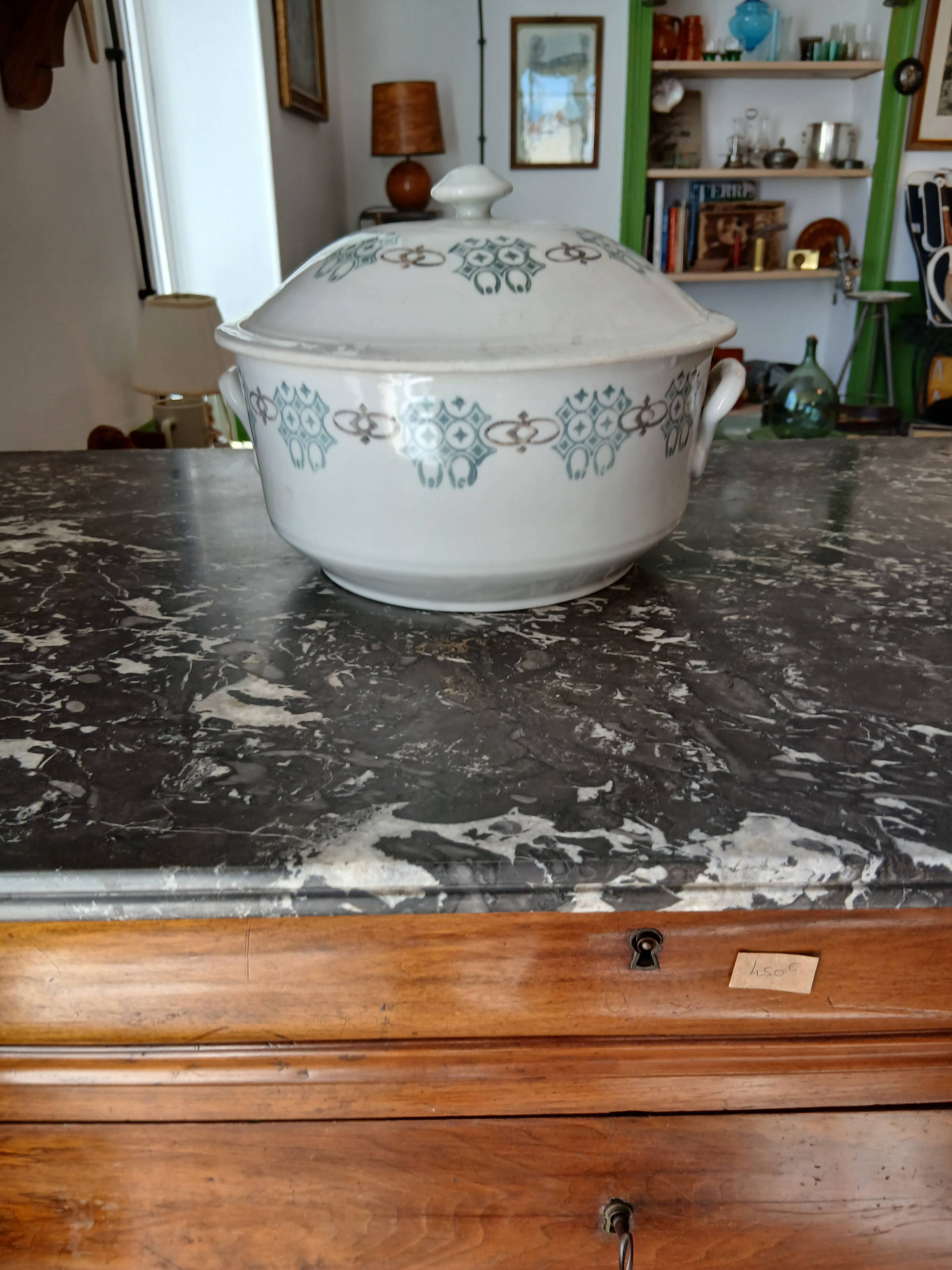 Soup tureen, vegetable dish