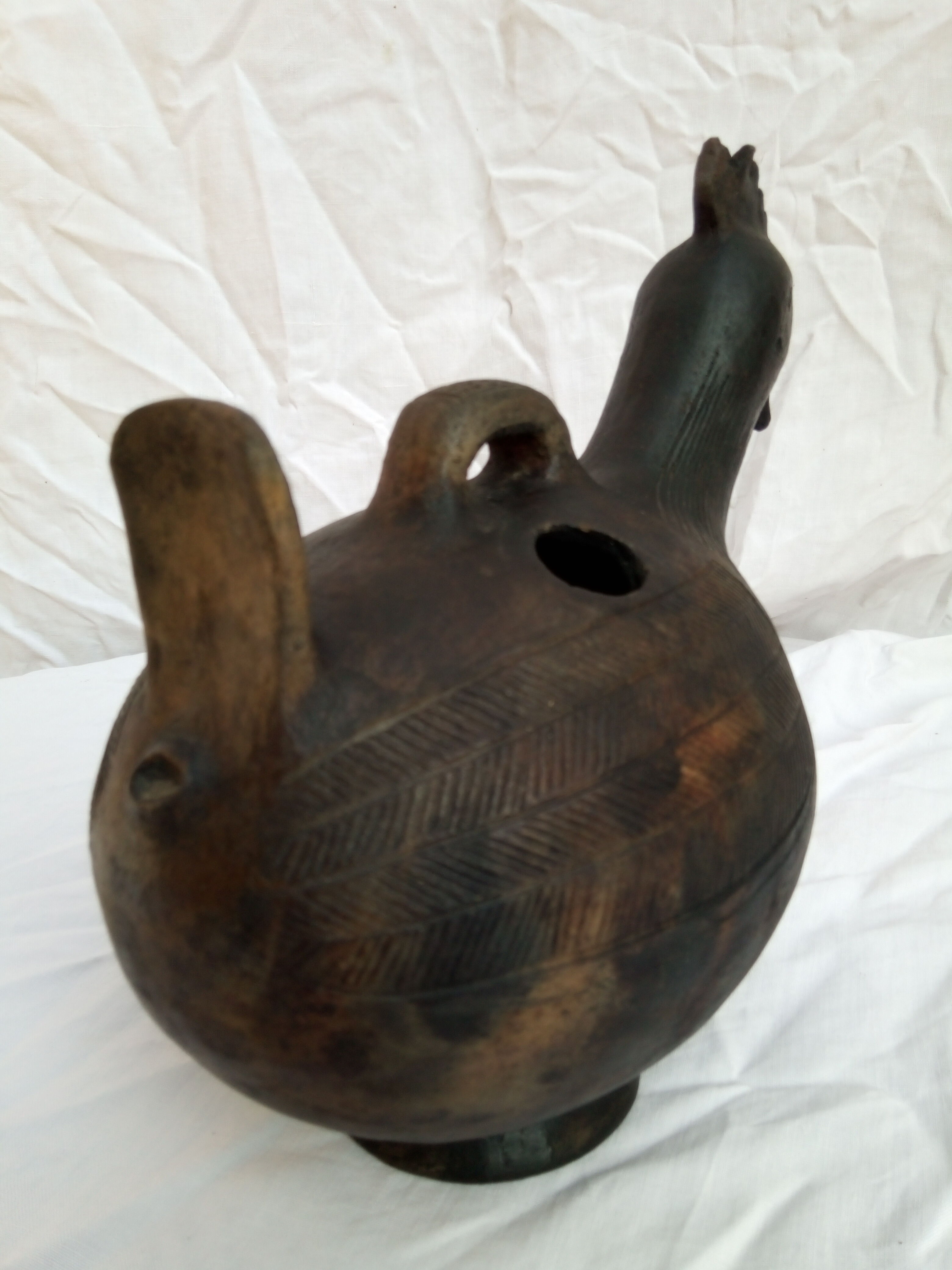 Pourer, terracotta teapot. Hen.