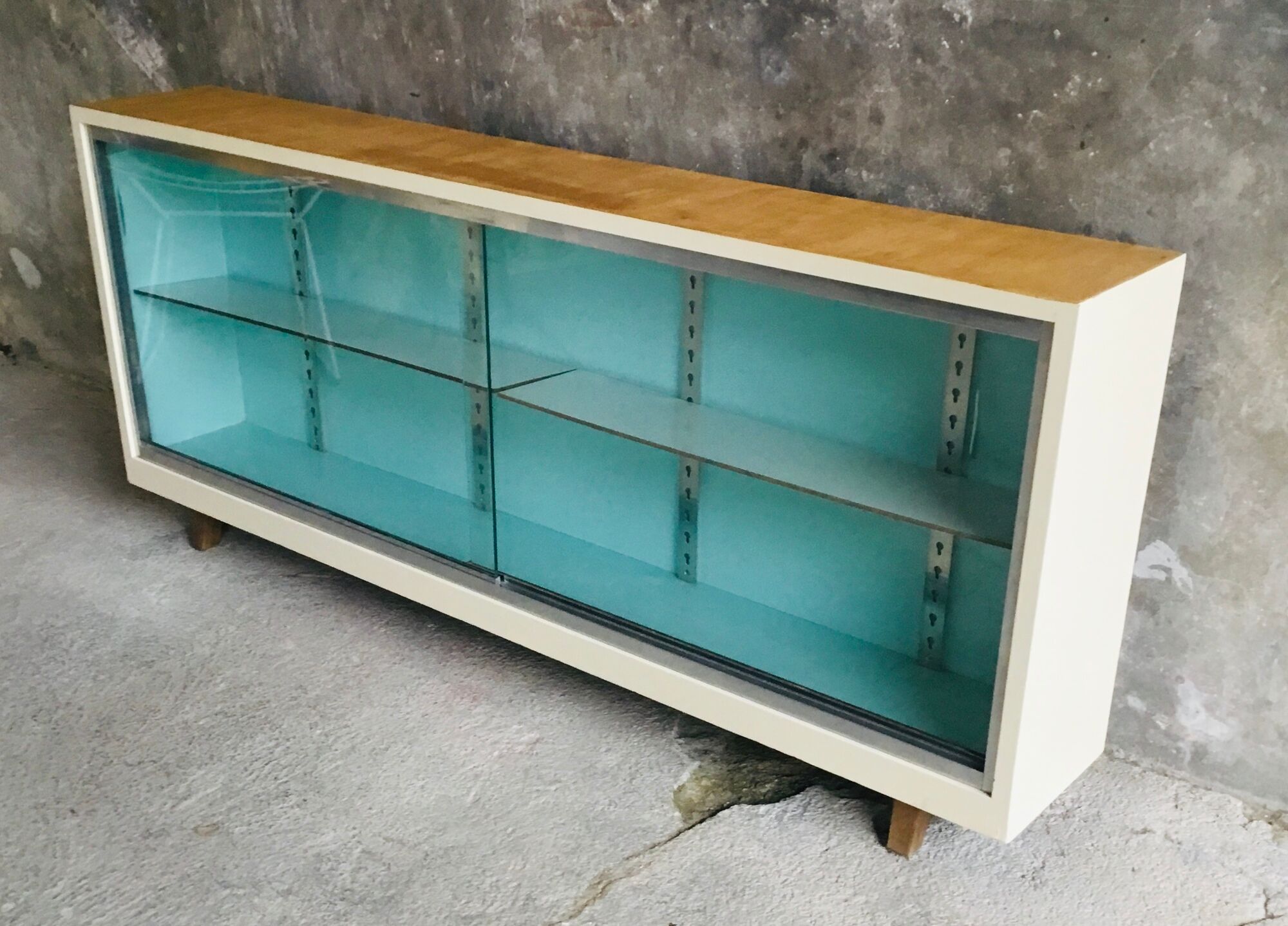 Showcase on feet forming enfilade - vintage furniture - 1960