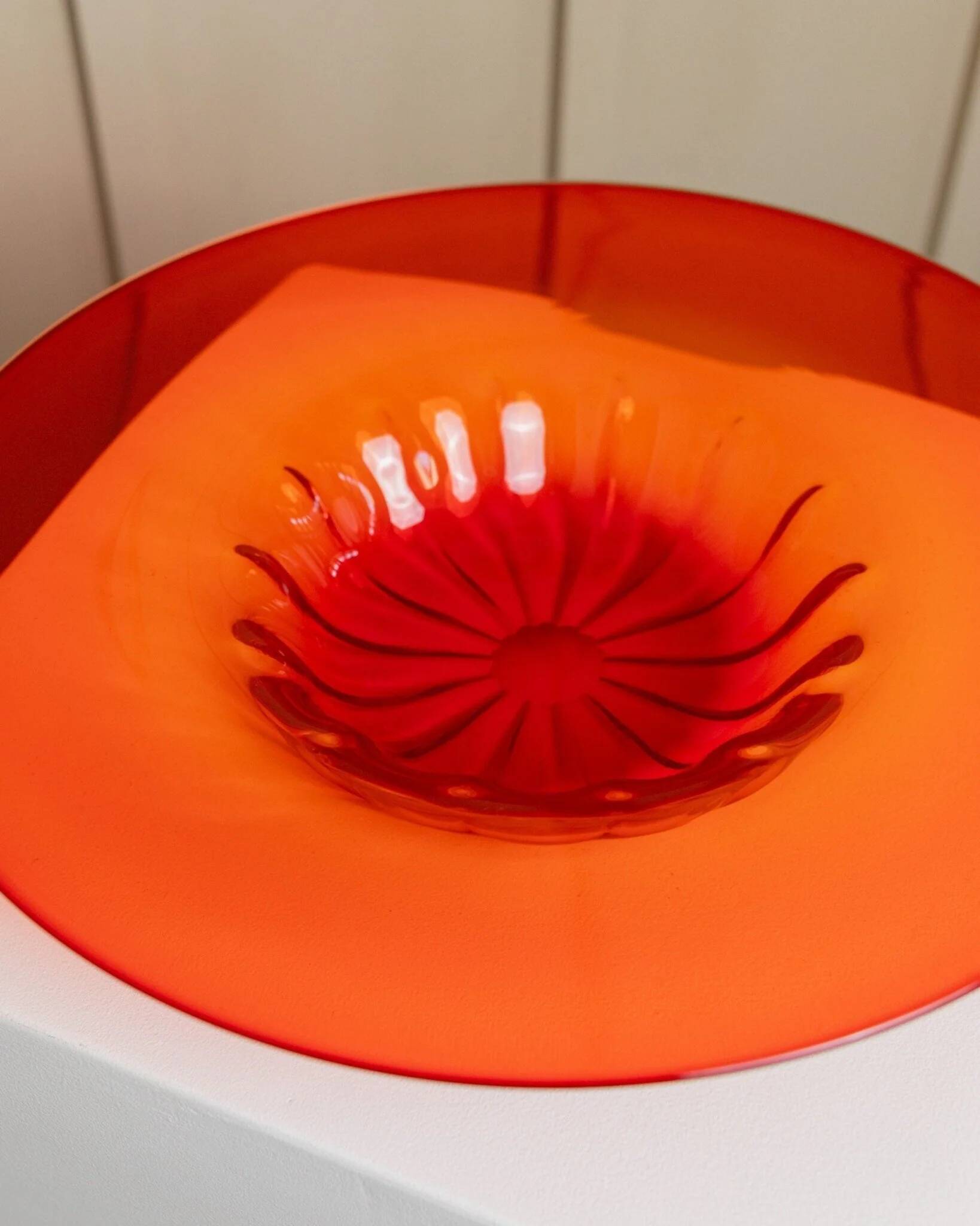 Bol en verre de Murano XL, années 1920, rouge vif avec médaillon central strié, verre décoratif.