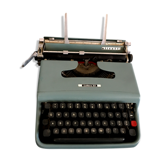 Typewriter Olivetti lettera 22