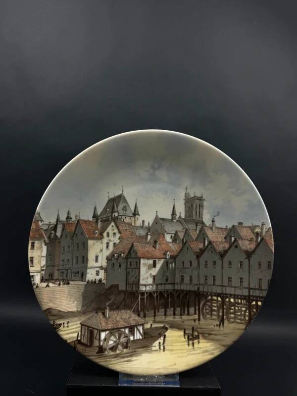 4 decorative porcelain plates from Paris “Paris through the ages”