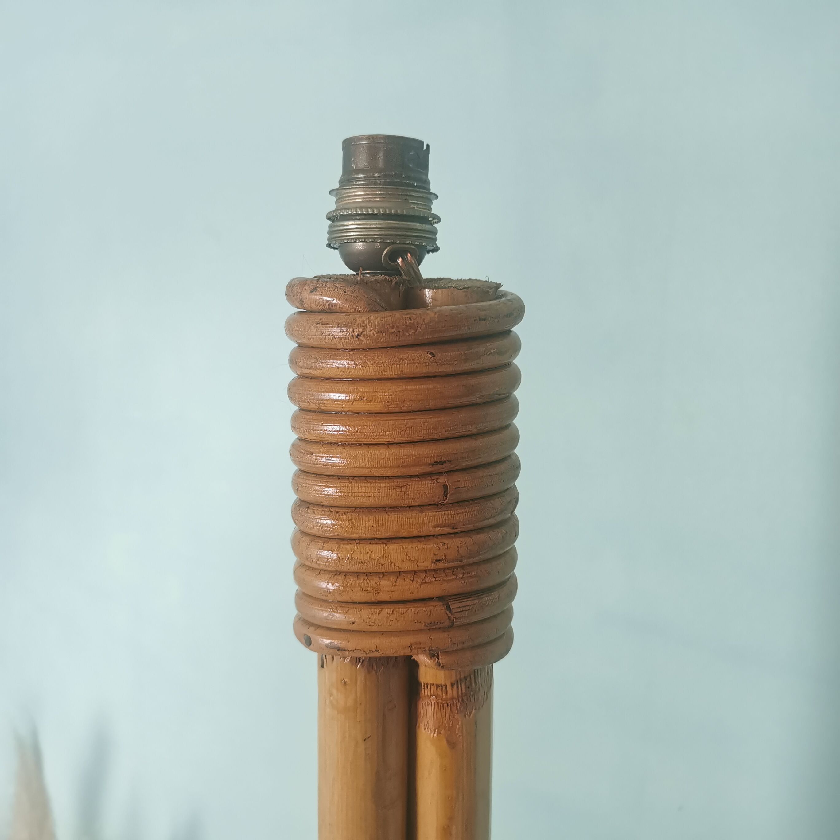 Rattan magazine lamp