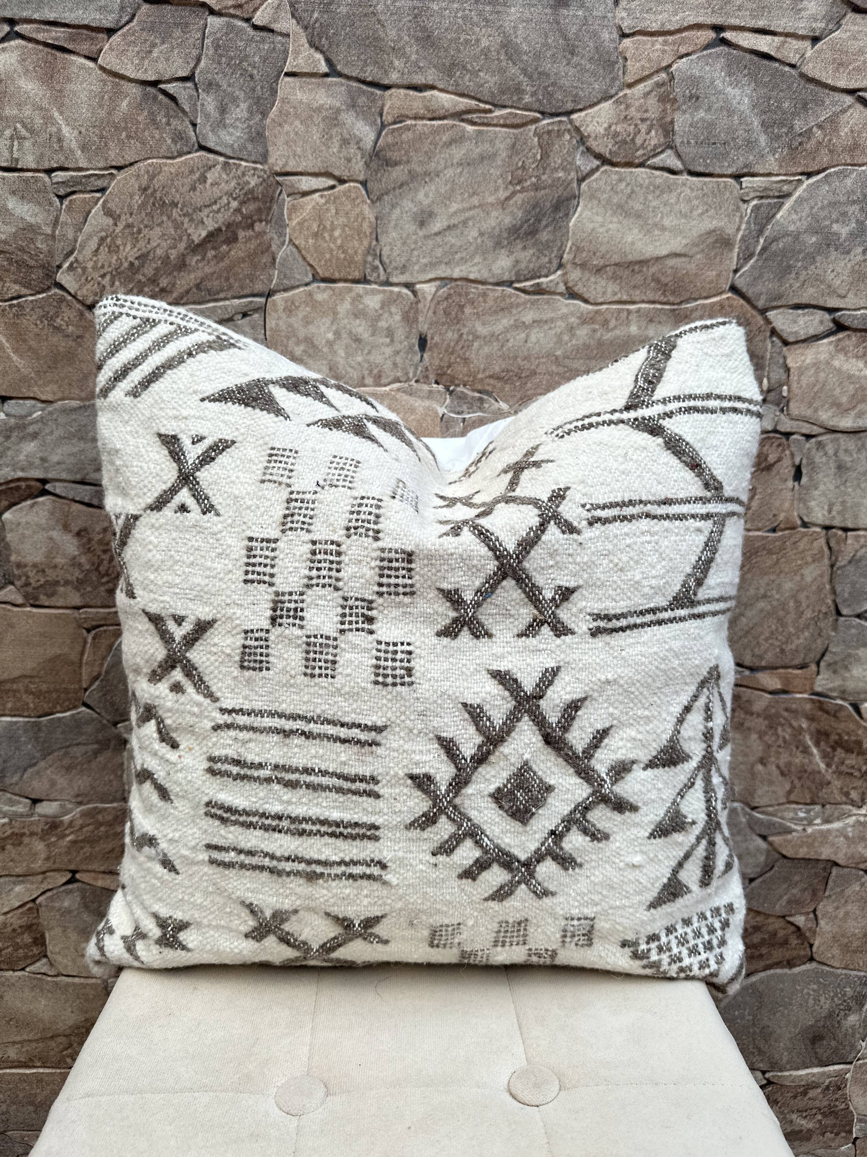Handmade Berber wool cushion: Moroccan Kilim cushion (45x45cm)