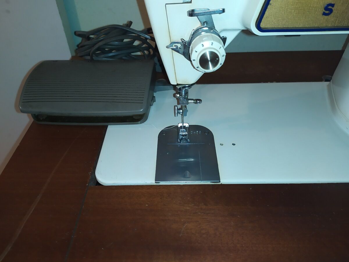 Furniture singer 700 and sewing machine