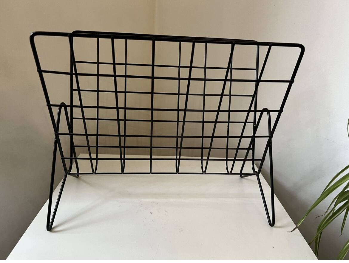 Black metal vinyl magazine rack design